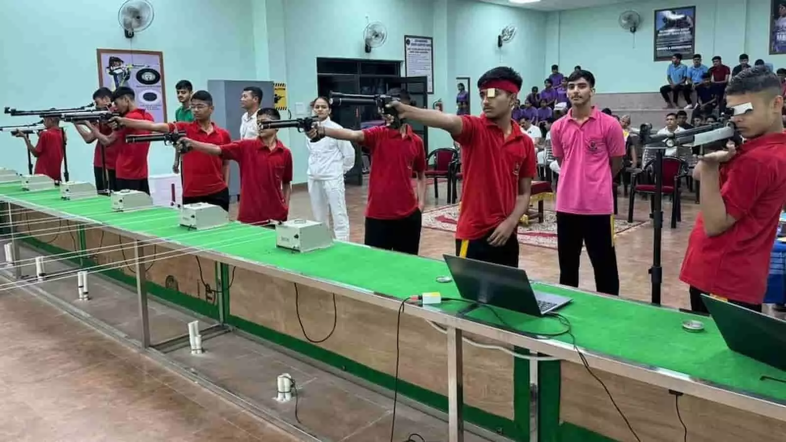 सैनिक स्कूल की शूटिंग रेंज में राइफल और पिस्टल से निशाना लगाते हुए कैडेट्स प्रतियोगिता में भाग ले रहे हैं।