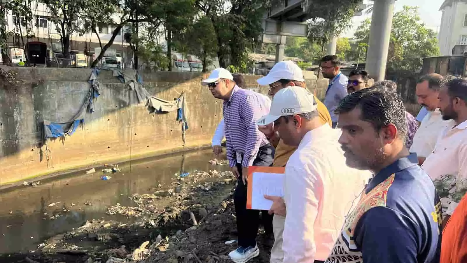 बीएमसी अधिकारी डॉ विपिन शर्मा पश्चिम उपनगर मुंबई में नाला सफाई निरीक्षण करते हुए बीएमसी अधिकारी डॉ विपिन शर्मा पश्चिम उपनगर मुंबई में नाला सफाई निरीक्षण करते हुए