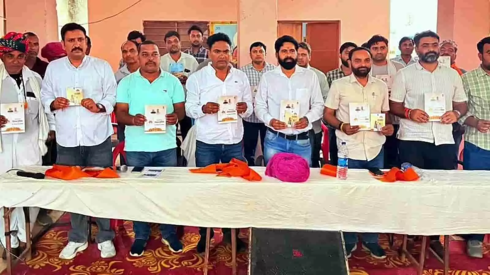 लालजी का खेड़ा में विधायक चंद्रभान सिंह आक्या और पदाधिकारी योजना पुस्तिका का प्रदर्शन करते हुए।