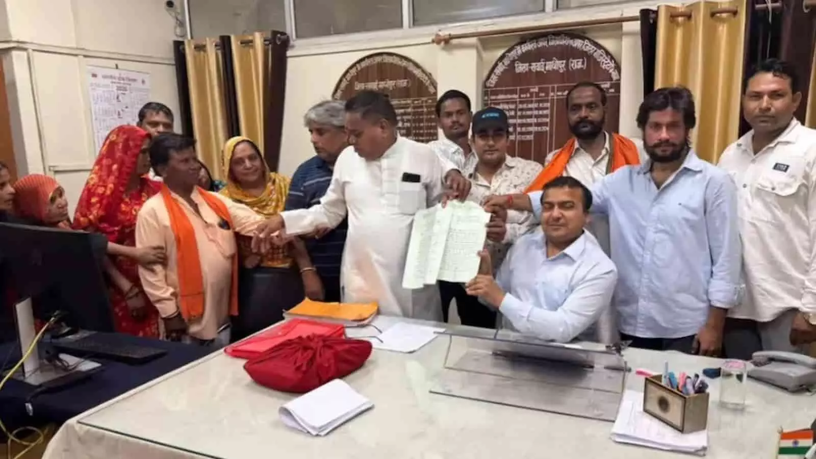 सवाई माधोपुर कलेक्ट्रेट में कॉलोनी निवासी और श्रमिक एडीएम को ज्ञापन सौंपकर अपना विरोध दर्ज करा रहे हैं। सवाई माधोपुर कलेक्ट्रेट में कॉलोनी निवासी और श्रमिक एडीएम को ज्ञापन सौंपकर अपना विरोध दर्ज करा रहे हैं।