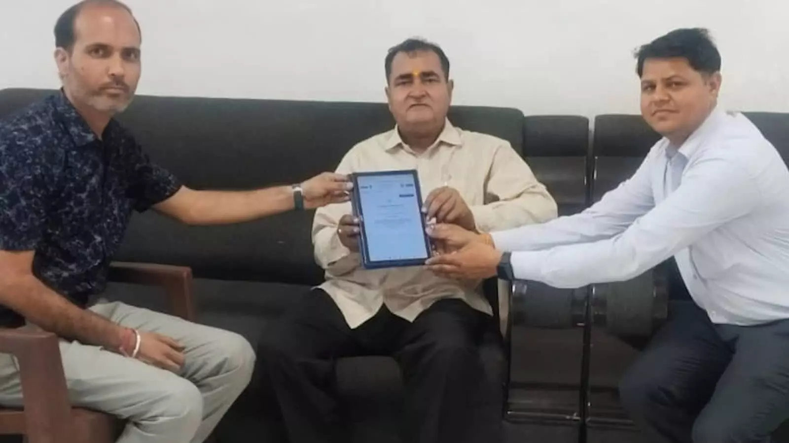 विधायक दर्शन सिंह गुर्जर करौली में टैबलेट पर जनगणना स्व-गणना पोर्टल का प्रदर्शन करते हुए। विधायक दर्शन सिंह गुर्जर करौली में टैबलेट पर जनगणना स्व-गणना पोर्टल का प्रदर्शन करते हुए।