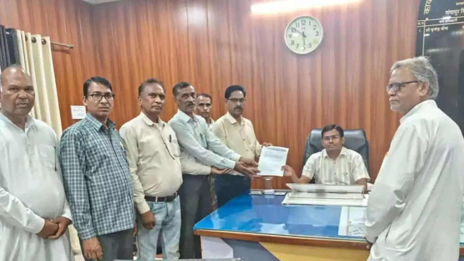 गंगापुर सिटी में दलित संगठन के पदाधिकारी उपखंड अधिकारी को विधायक के खिलाफ ज्ञापन दे रहे हैं। गंगापुर सिटी में दलित संगठन के पदाधिकारी उपखंड अधिकारी को विधायक के खिलाफ ज्ञापन दे रहे हैं।
