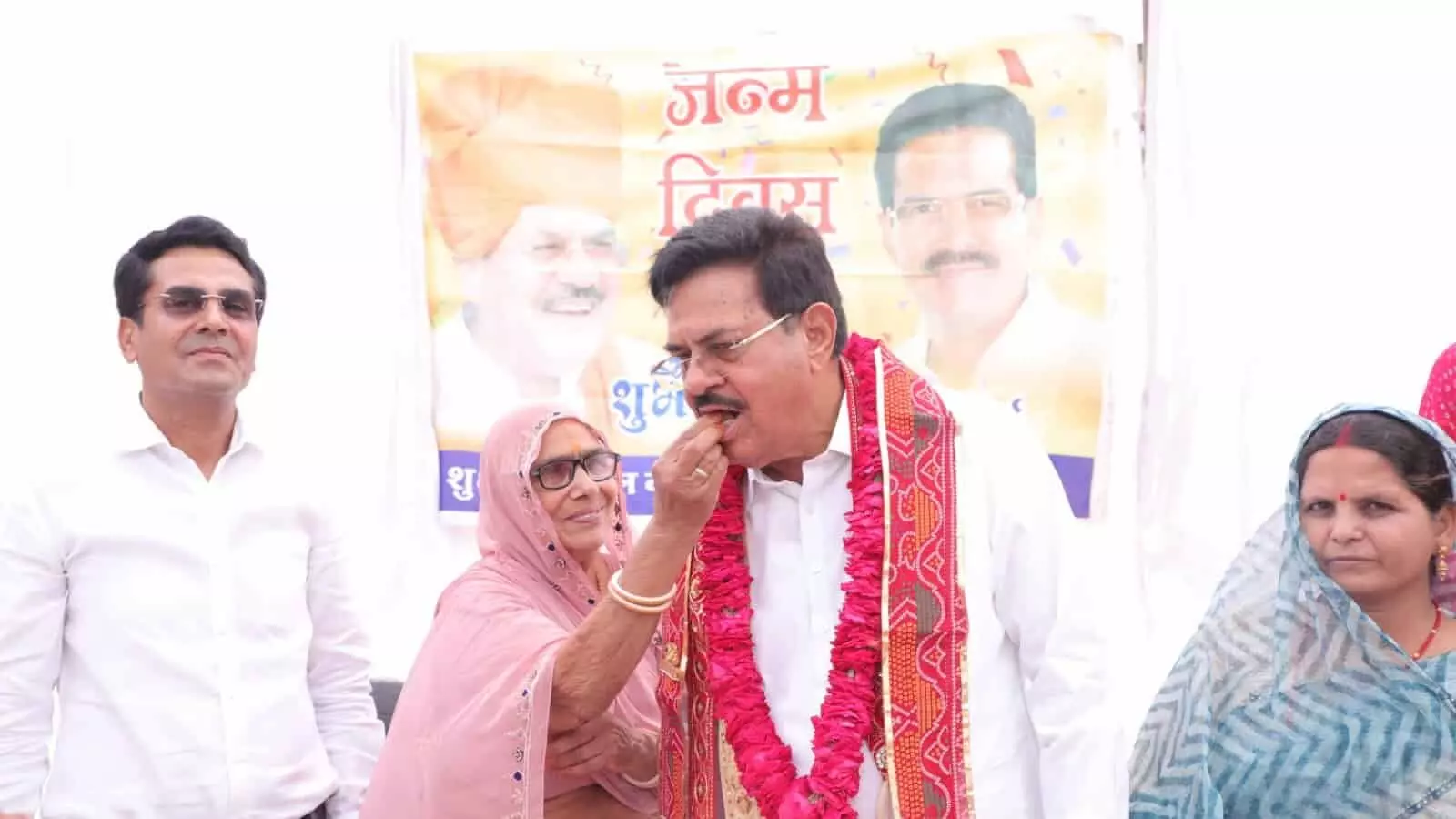 पूर्व मंत्री उदयलाल आंजना जमलावदा गौशाला में गायों को हरा चारा खिलाते हुए दिख रहे हैं।
