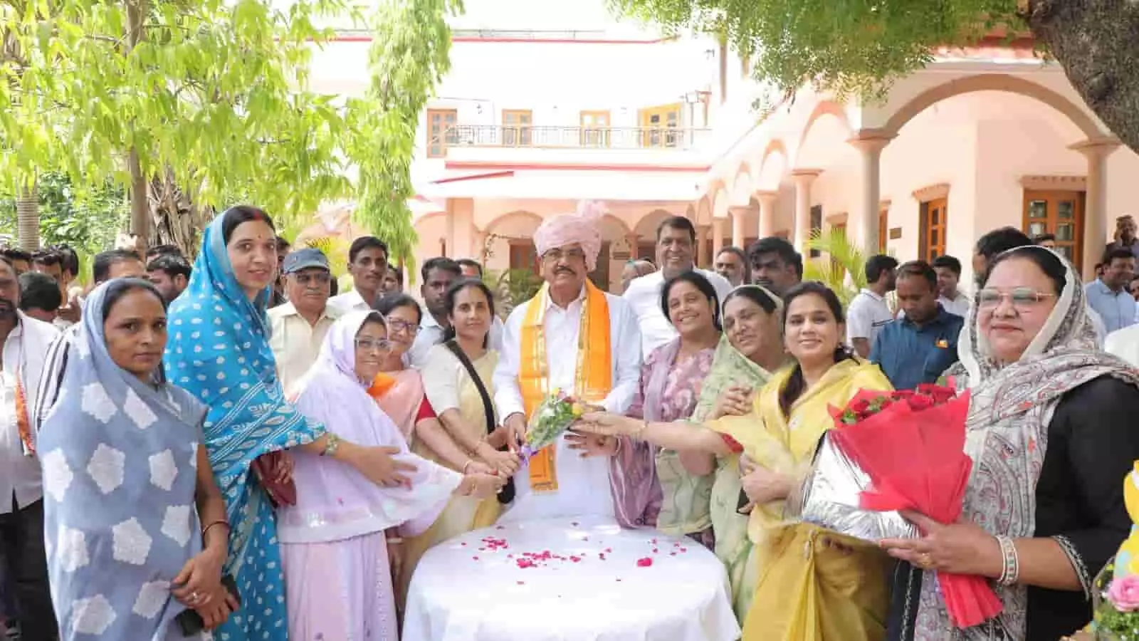 निंबाहेड़ा में समर्थकों के साथ फूलों का गुलदस्ता लेते हुए पूर्व मंत्री उदयलाल आंजना अपने जन्मोत्सव कार्यक्रम के दौरान।
