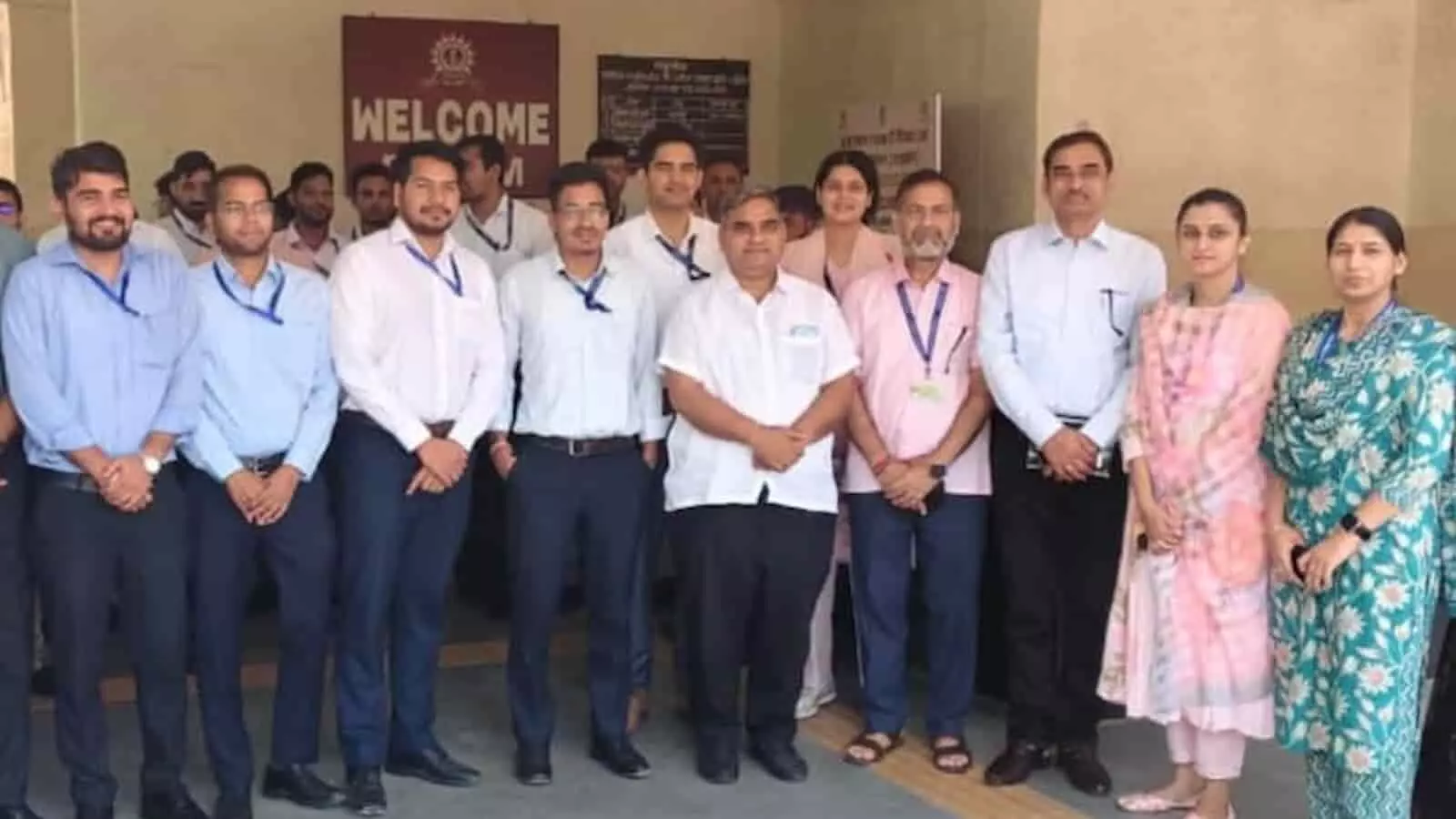 जयपुर स्थित राइसेम संस्थान में समूह में खड़े प्रशिक्षु अधिकारी और सहकारिता मंत्री गौतम कुमार दक। जयपुर स्थित राइसेम संस्थान में समूह में खड़े प्रशिक्षु अधिकारी और सहकारिता मंत्री गौतम कुमार दक।