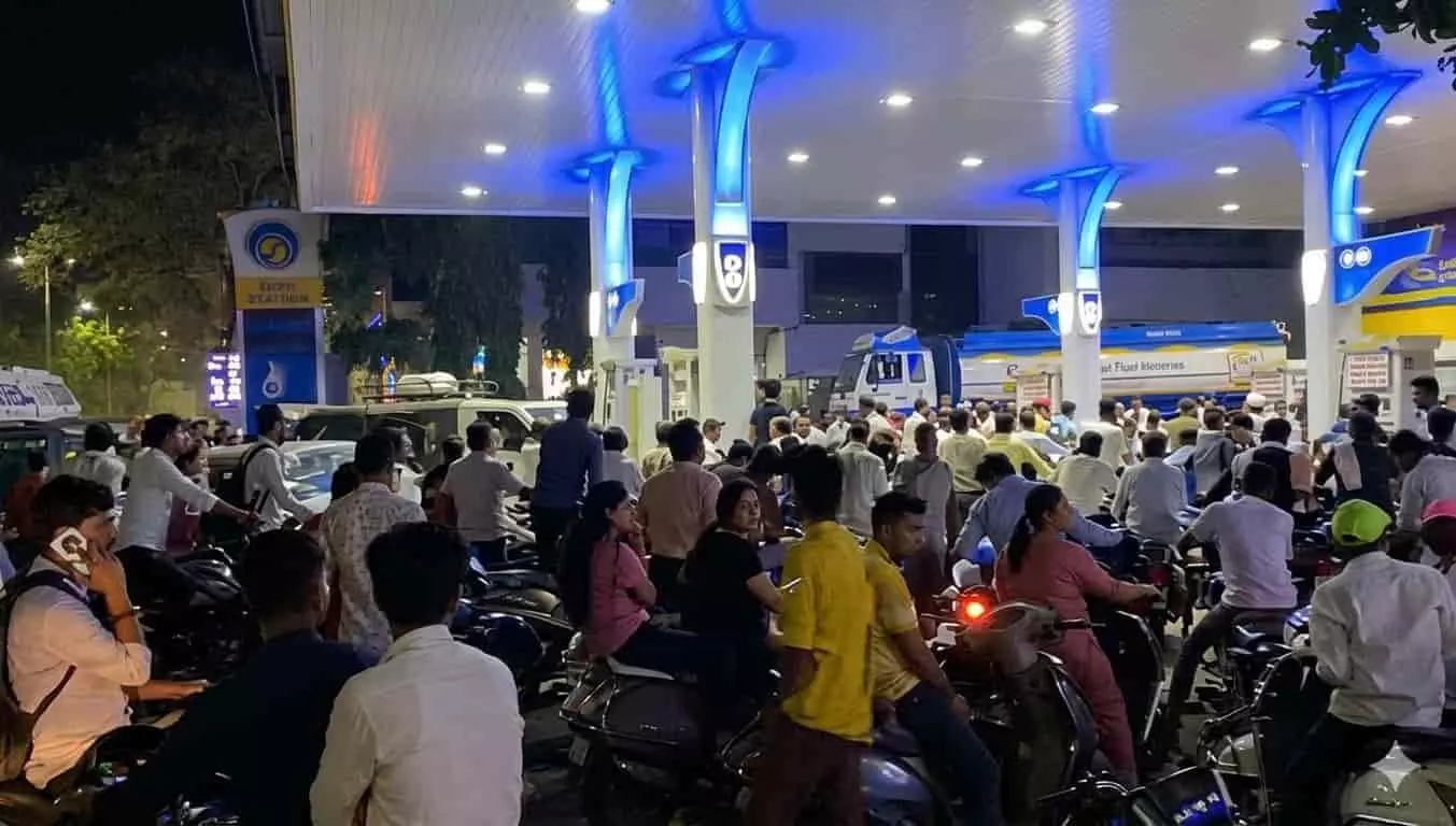 लातूर के पेट्रोल पंप पर ईंधन भरवाने के लिए दोपहिया वाहनों के साथ कतार में खड़े नागरिक। लातूर के पेट्रोल पंप पर ईंधन भरवाने के लिए दोपहिया वाहनों के साथ कतार में खड़े नागरिक।