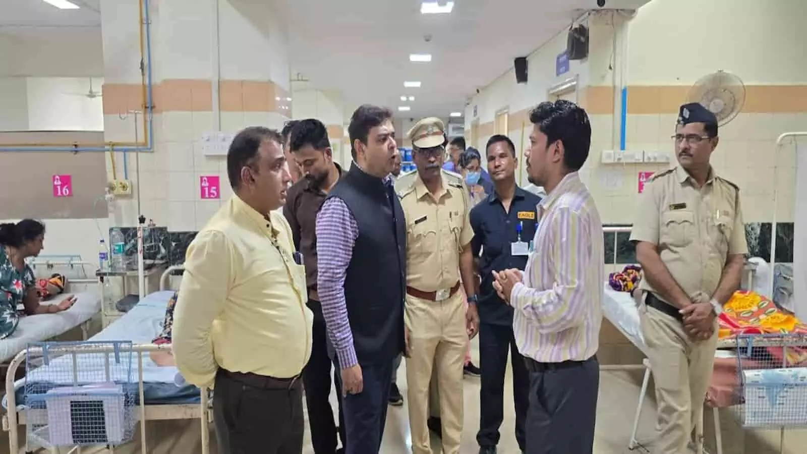 अस्पताल के वार्ड में अधिकारियों के साथ निरीक्षण करते डॉ. विपिन शर्मा कांदिवली मुंबई। अस्पताल के वार्ड में अधिकारियों के साथ निरीक्षण करते डॉ. विपिन शर्मा कांदिवली मुंबई।