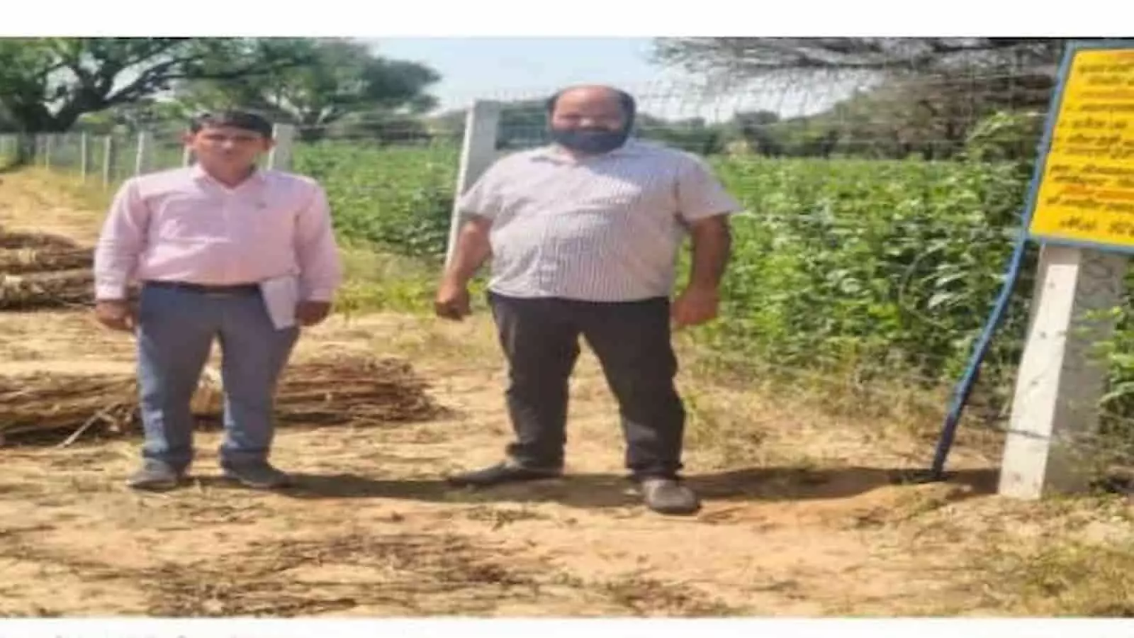खेत की तारबंदी के पास खड़े दो व्यक्ति राजस्थान कृषि योजना के सफल क्रियान्वयन को दर्शाते हुए। खेत की तारबंदी के पास खड़े दो व्यक्ति राजस्थान कृषि योजना के सफल क्रियान्वयन को दर्शाते हुए।