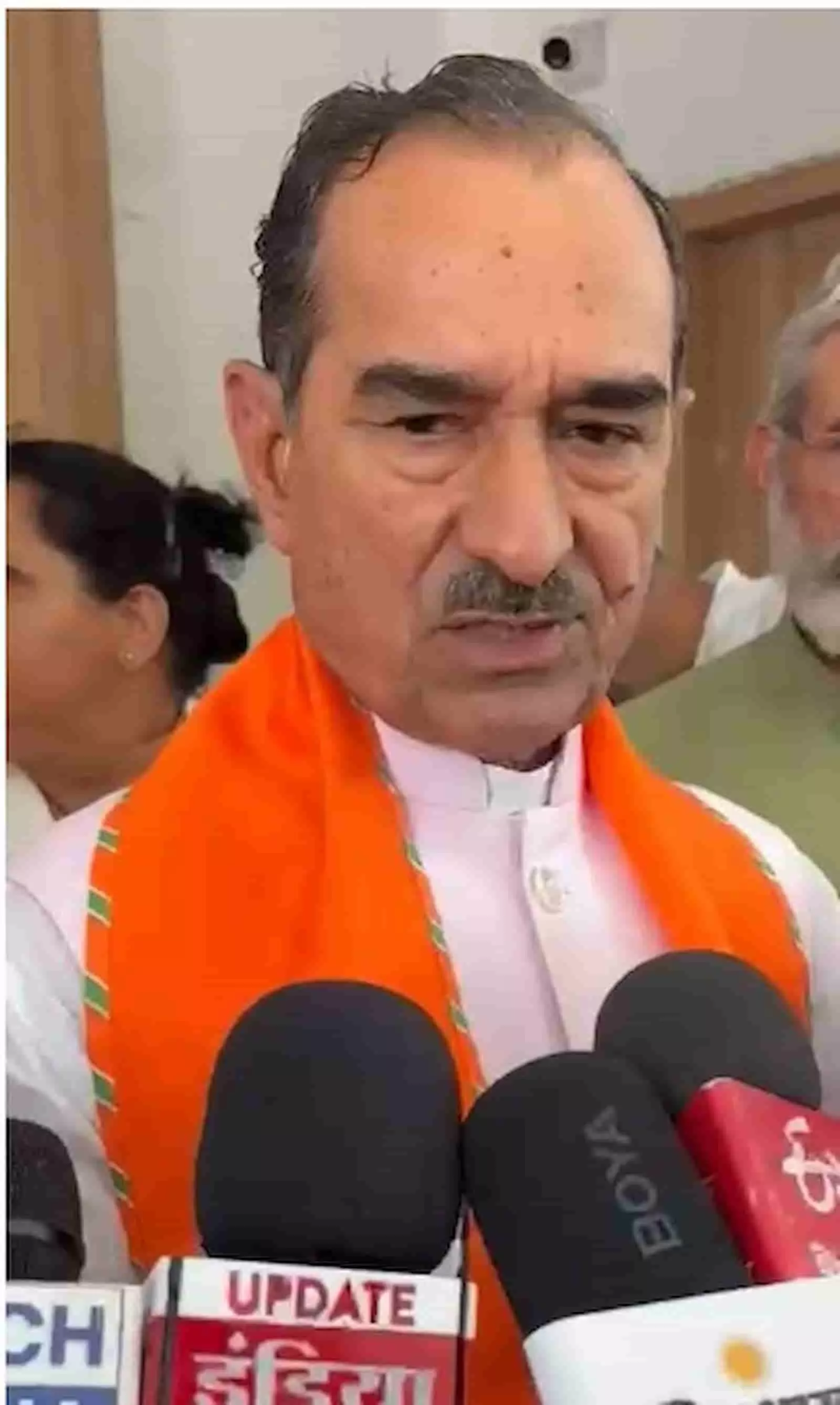 माइक के सामने मीडिया को संबोधित करते हुए भाजपा प्रदेश अध्यक्ष मदन राठौड़ जयपुर में राजनीतिक बयान देते हुए। माइक के सामने मीडिया को संबोधित करते हुए भाजपा प्रदेश अध्यक्ष मदन राठौड़ जयपुर में राजनीतिक बयान देते हुए।