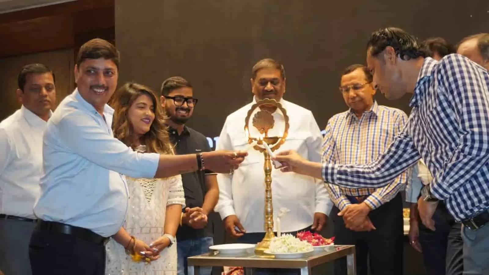 होटल हॉलिडे इन जयपुर में बीजेएस सदस्य वैवाहिक मार्गदर्शन कार्यक्रम का दीप प्रज्ज्वलन कर उद्घाटन कर रहे हैं। होटल हॉलिडे इन जयपुर में बीजेएस सदस्य वैवाहिक मार्गदर्शन कार्यक्रम का दीप प्रज्ज्वलन कर उद्घाटन कर रहे हैं।