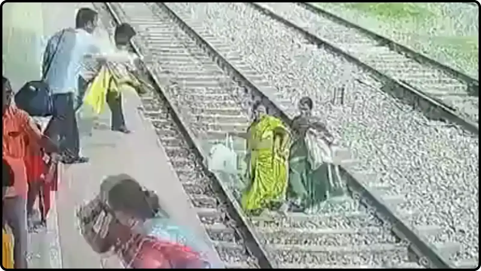 रेलवे ट्रैक पर चलती दो महिलाएं और प्लेटफॉर्म पर खड़े लोग बख्तियारपुर स्टेशन पर दिख रहे हैं। रेलवे ट्रैक पर चलती दो महिलाएं और प्लेटफॉर्म पर खड़े लोग बख्तियारपुर स्टेशन पर दिख रहे हैं।