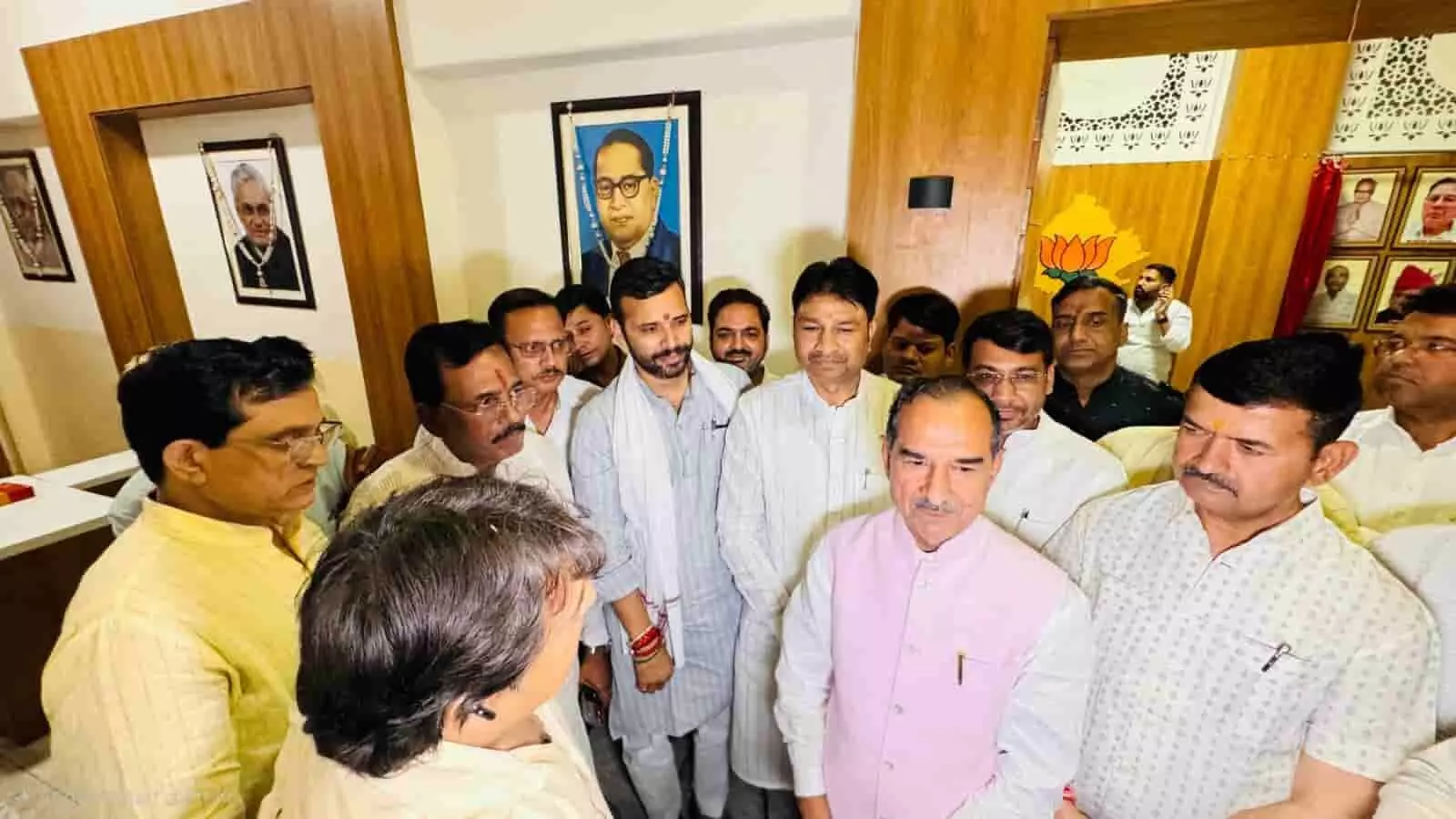 जयपुर में भाजपा पदाधिकारी और कार्यकर्ता भूपेंद्र सैनी को राष्ट्रीय समिति में शामिल होने पर बधाई देते हुए। जयपुर में भाजपा पदाधिकारी और कार्यकर्ता भूपेंद्र सैनी को राष्ट्रीय समिति में शामिल होने पर बधाई देते हुए।