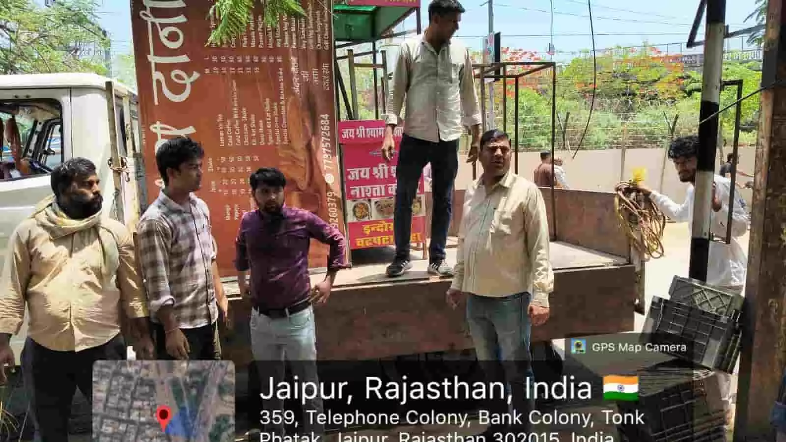 नगर निगम जयपुर की सतर्कता टीम बरकत नगर में सड़क किनारे से अवैध अस्थाई अतिक्रमण हटा रही है। नगर निगम जयपुर की सतर्कता टीम बरकत नगर में सड़क किनारे से अवैध अस्थाई अतिक्रमण हटा रही है।