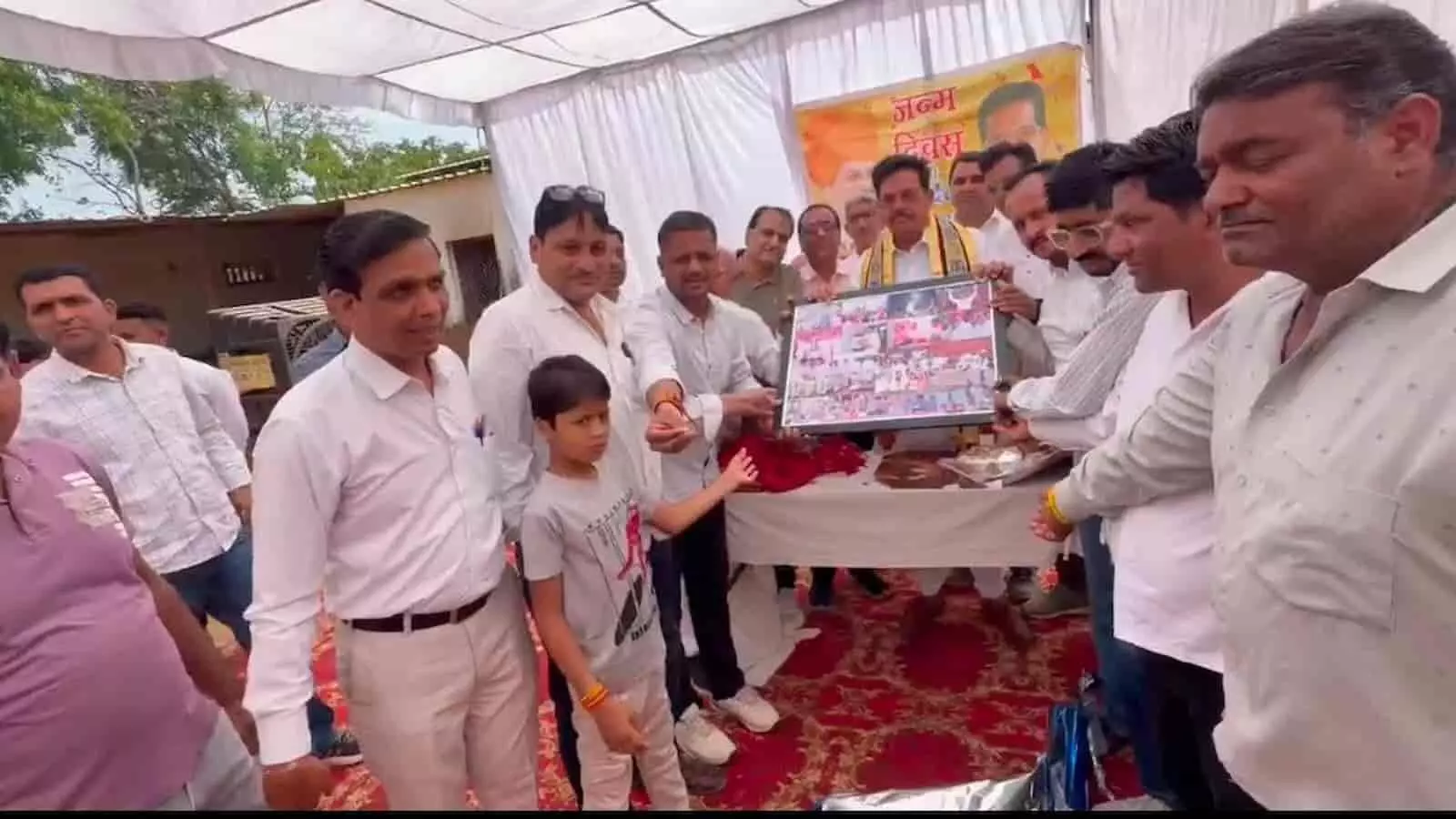 छोटीसादड़ी की गौशाला में समर्थकों के बीच जन्मदिन मनाते हुए पूर्व मंत्री उदयलाल आंजना। छोटीसादड़ी की गौशाला में समर्थकों के बीच जन्मदिन मनाते हुए पूर्व मंत्री उदयलाल आंजना।