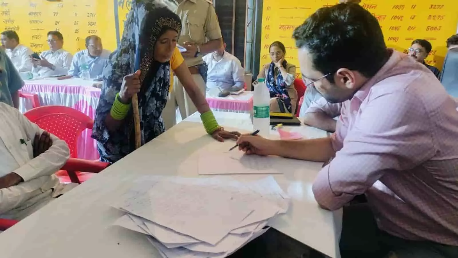 बयाना की रात्रि चौपाल में मेज के पास खड़ी महिला की समस्या सुनते और दस्तावेज जांचते भरतपुर जिला कलक्टर। बयाना की रात्रि चौपाल में मेज के पास खड़ी महिला की समस्या सुनते और दस्तावेज जांचते भरतपुर जिला कलक्टर।