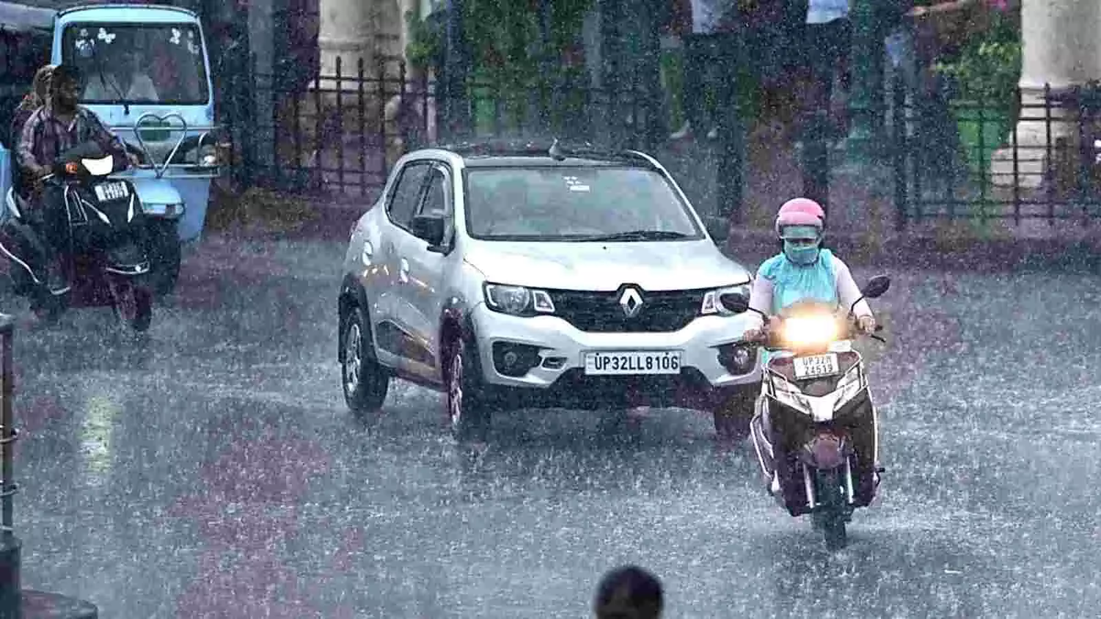 बारिश के दौरान दिल्ली की सड़क पर चलती हुई कार और दोपहिया वाहन का दृश्य। बारिश के दौरान दिल्ली की सड़क पर चलती हुई कार और दोपहिया वाहन का दृश्य।