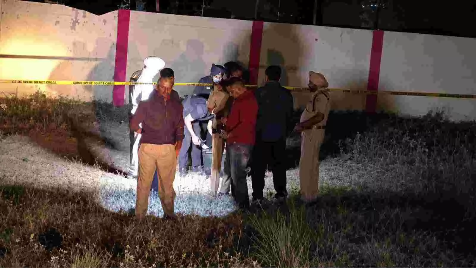 जालंधर में बीएसएफ मुख्यालय के पास धमाके वाली जगह की जांच करते पुलिस अधिकारी और फॉरेंसिक टीम।