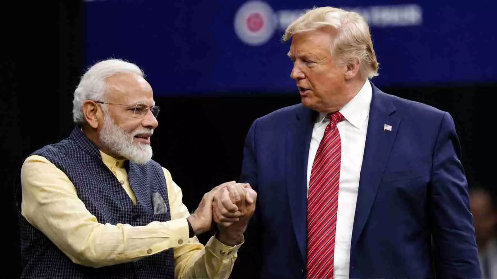 प्रधानमंत्री नरेंद्र मोदी और अमेरिकी राष्ट्रपति डोनाल्ड ट्रंप वाशिंगटन में एक साथ खड़े होकर हाथ मिला रहे हैं।
