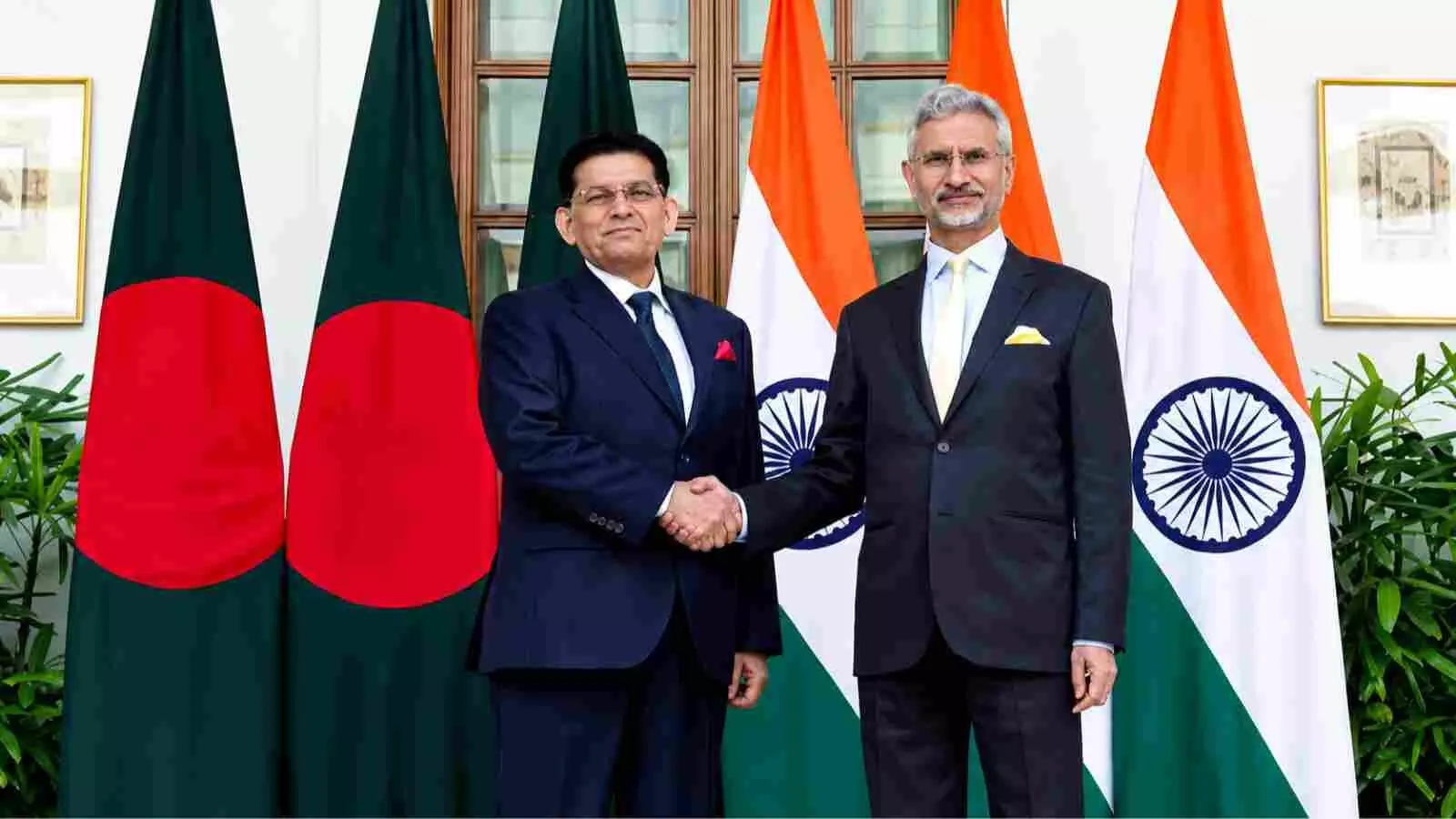 भारतीय और बांग्लादेशी विदेश मंत्री कूटनीतिक बैठक के दौरान एक साथ हाथ मिलाते हुए दिख रहे हैं। भारतीय और बांग्लादेशी विदेश मंत्री कूटनीतिक बैठक के दौरान एक साथ हाथ मिलाते हुए दिख रहे हैं।