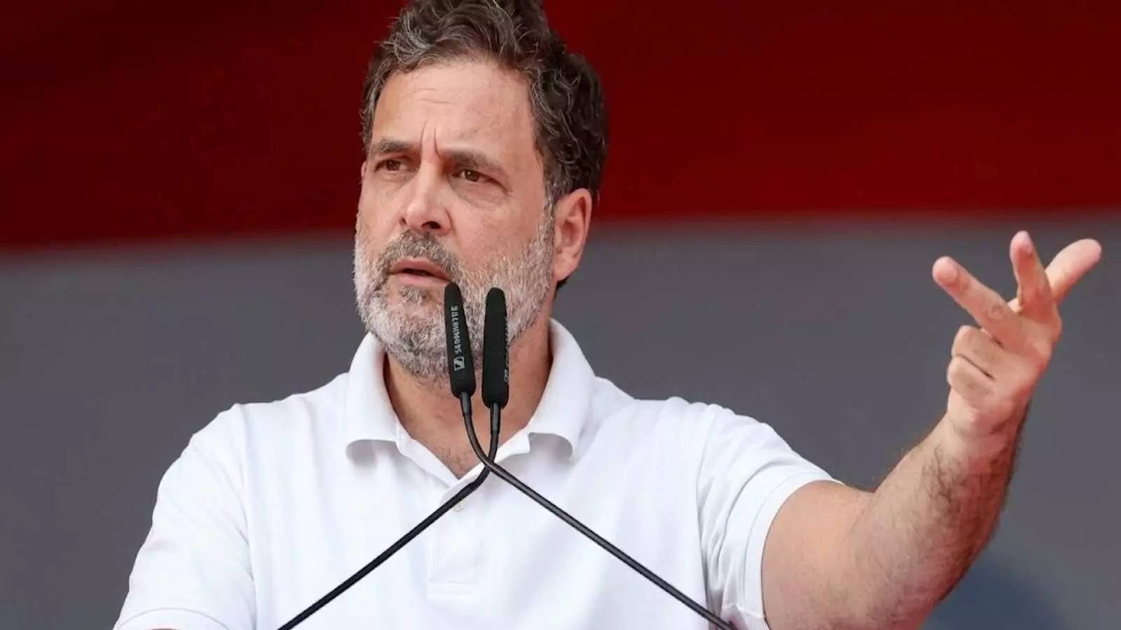 नेता प्रतिपक्ष राहुल गांधी दिल्ली में पोडियम के पीछे खड़े होकर भाषण देते हुए दिख रहे हैं। नेता प्रतिपक्ष राहुल गांधी दिल्ली में पोडियम के पीछे खड़े होकर भाषण देते हुए दिख रहे हैं।