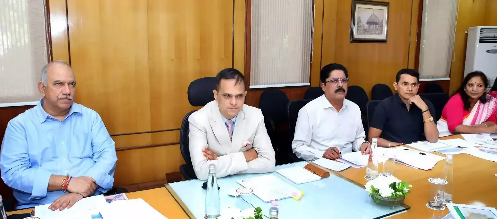 जयपुर सचिवालय में मुख्य सचिव वी. श्रीनिवास जल संसाधन अधिकारियों के साथ नदी बेसिन मास्टर प्लान की समीक्षा बैठक करते हुए। जयपुर सचिवालय में मुख्य सचिव वी. श्रीनिवास जल संसाधन अधिकारियों के साथ नदी बेसिन मास्टर प्लान की समीक्षा बैठक करते हुए।