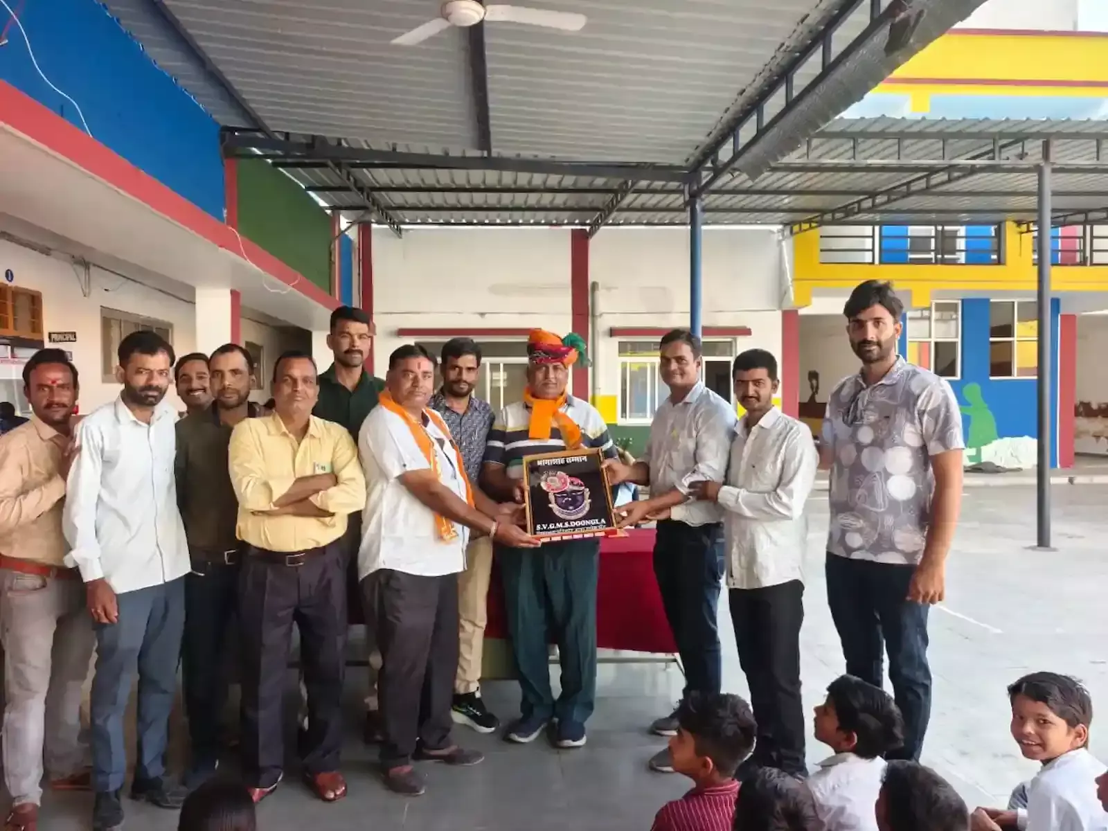 डूंगला के मॉडल स्कूल में वॉटर कूलर और RO मशीन भेंट करते भामाशाह सिद्धार्थ तातेड़ और उपस्थित विद्यालय स्टाफ।