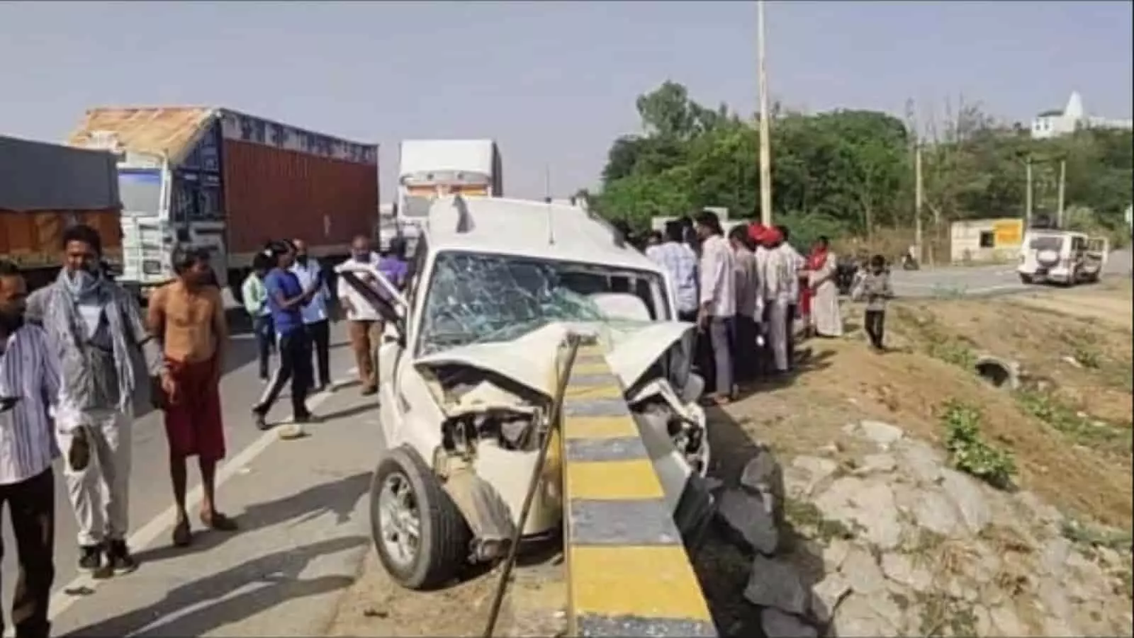 रायपुर नेशनल हाईवे पर दुर्घटनाग्रस्त स्कॉर्पियो गाड़ी और जांच करती पुलिस की टीम। रायपुर नेशनल हाईवे पर दुर्घटनाग्रस्त स्कॉर्पियो गाड़ी और जांच करती पुलिस की टीम।