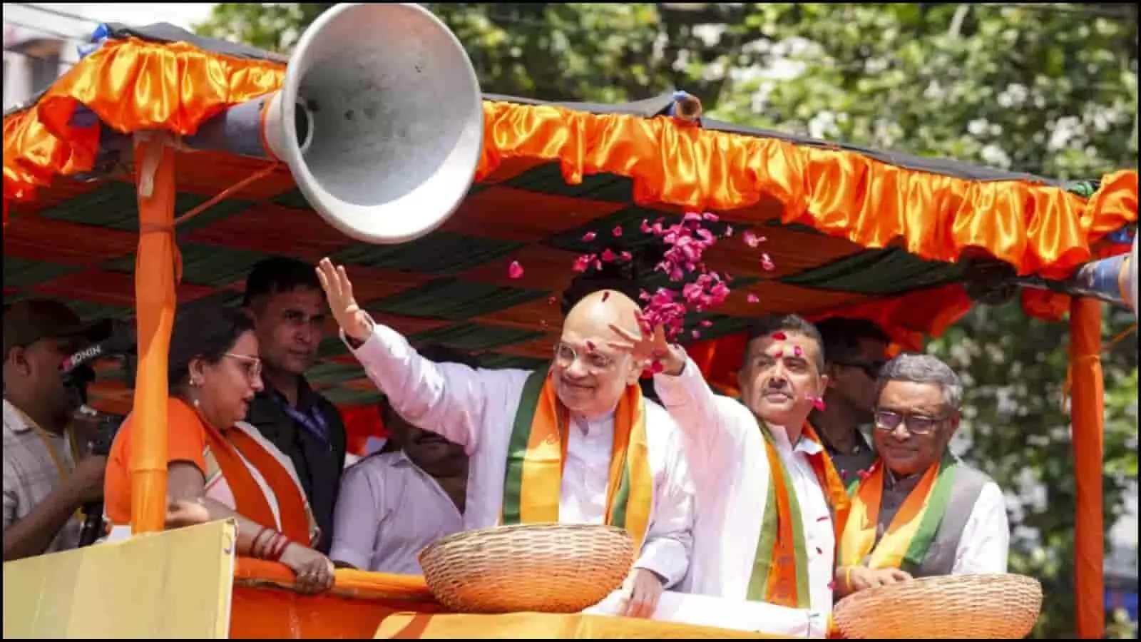 कोलकाता में वाहन पर सवार होकर जनता का अभिवादन करते अमित शाह और भाजपा नेता। कोलकाता में वाहन पर सवार होकर जनता का अभिवादन करते अमित शाह और भाजपा नेता।