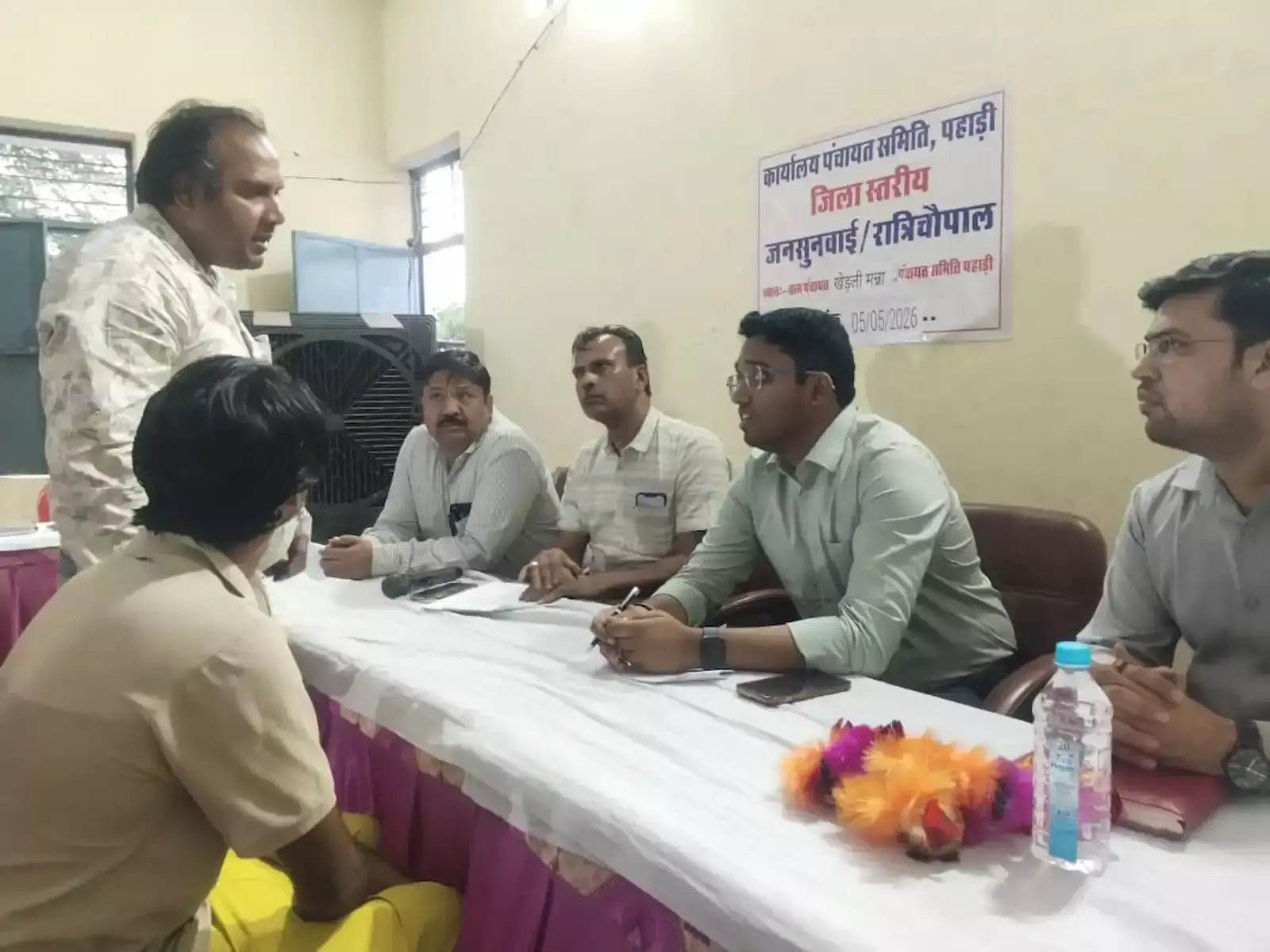 डीग जिला कलक्टर मयंक मनीष खेड़लीमन्ना पंचायत भवन में ग्रामीणों के परिवाद सुनते हुए। डीग जिला कलक्टर मयंक मनीष खेड़लीमन्ना पंचायत भवन में ग्रामीणों के परिवाद सुनते हुए।