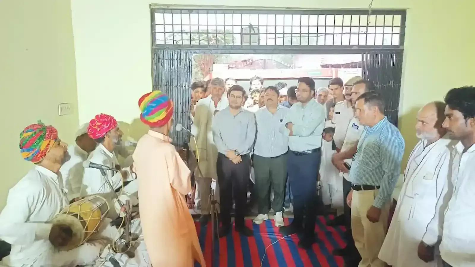 ग्राम खेड़लीमन्ना में भपंग वाद्य यंत्र बजाते लोक कलाकार और कार्यक्रम देखते जिला कलक्टर मयंक मनीष।