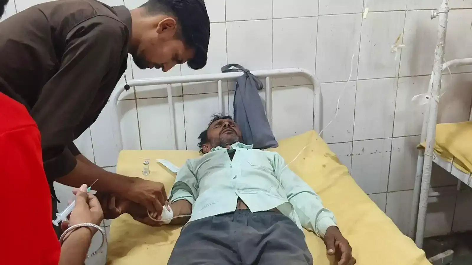 बयाना उपजिला अस्पताल के बिस्तर पर उपचार कराता सांप के काटने से घायल मजदूर पुरुषोत्तम माली। बयाना उपजिला अस्पताल के बिस्तर पर उपचार कराता सांप के काटने से घायल मजदूर पुरुषोत्तम माली।