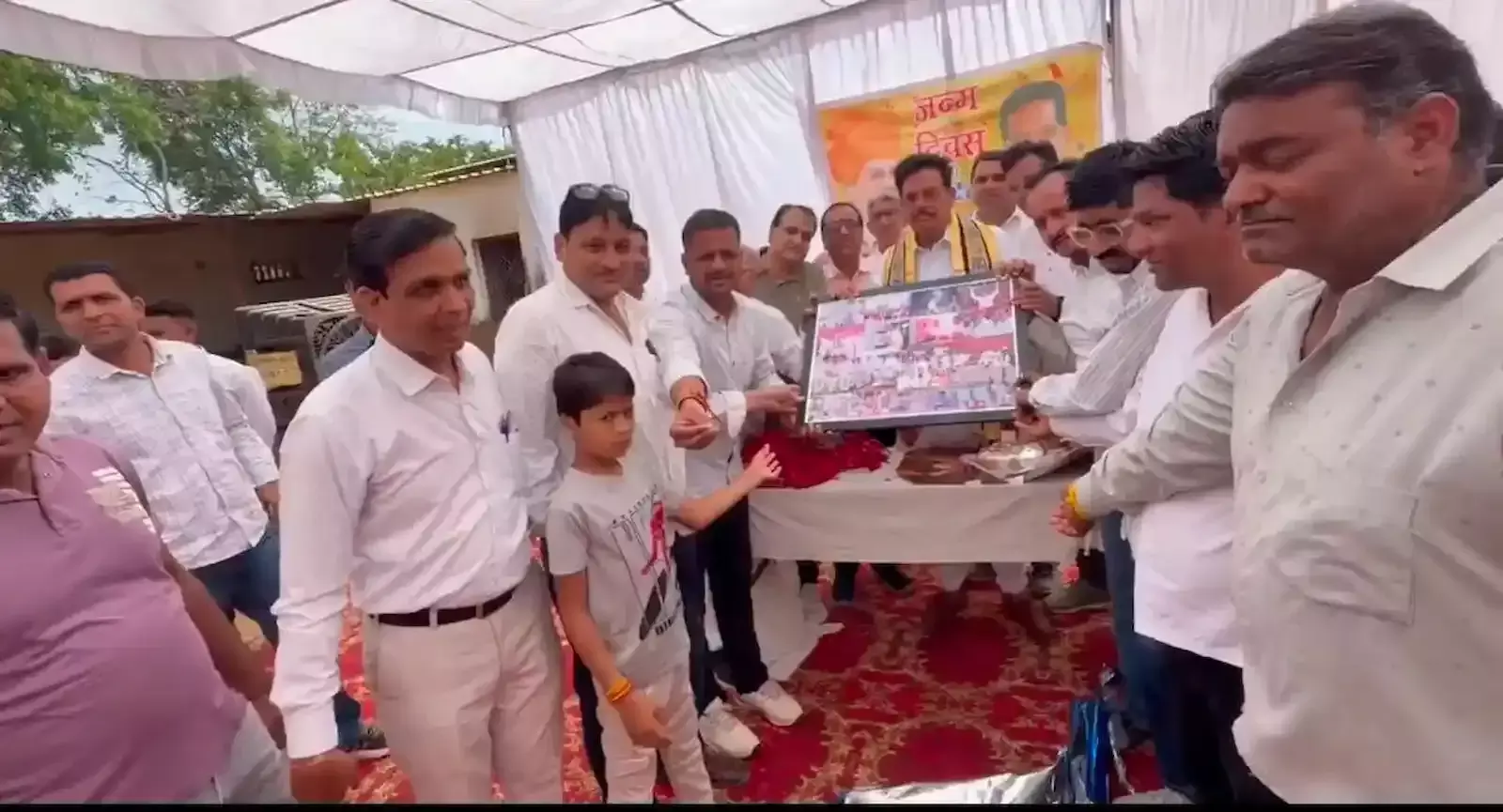 जमलावदा गौशाला में गायों को चारा खिलाते पूर्व मंत्री उदयलाल आंजना अपने 75वें जन्मदिन के अवसर पर। जमलावदा गौशाला में गायों को चारा खिलाते पूर्व मंत्री उदयलाल आंजना अपने 75वें जन्मदिन के अवसर पर।