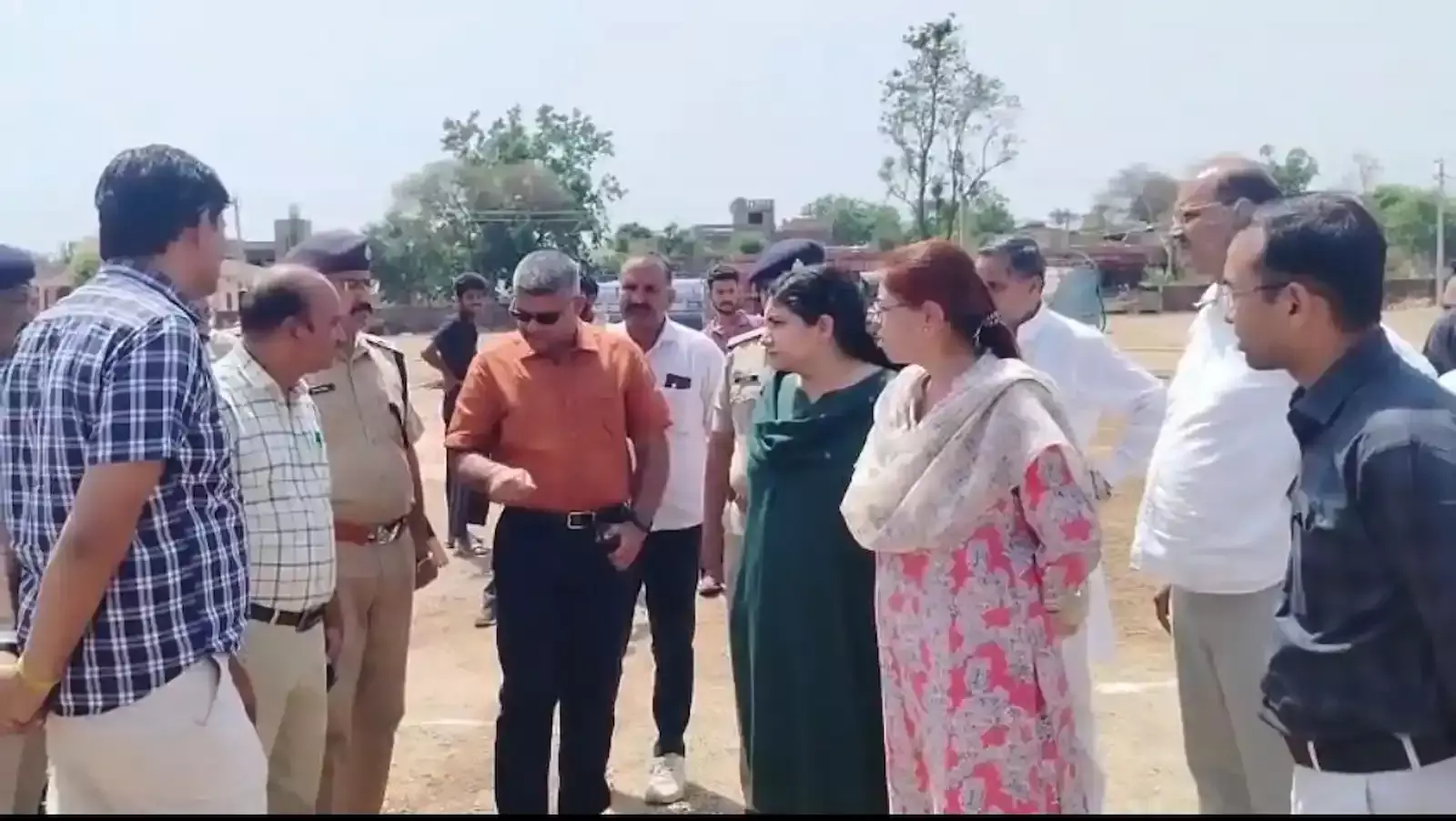 बंबोरी के राजकीय विद्यालय में ग्राम विकास चौपाल के दौरान मंच पर बैठे मुख्यमंत्री भजनलाल शर्मा और उपस्थित ग्रामीण समुदाय। बंबोरी के राजकीय विद्यालय में ग्राम विकास चौपाल के दौरान मंच पर बैठे मुख्यमंत्री भजनलाल शर्मा और उपस्थित ग्रामीण समुदाय।