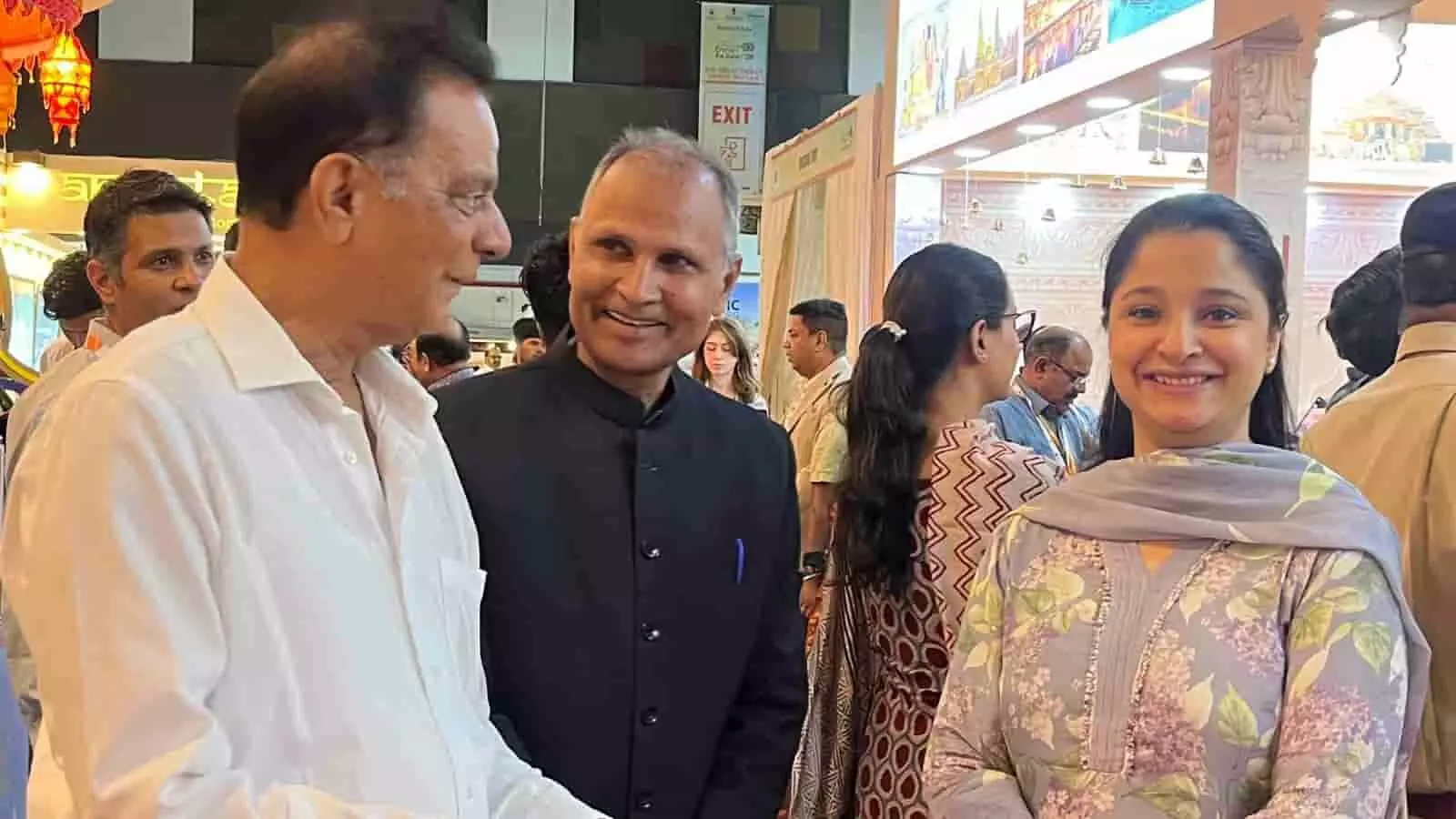 जयपुर में होटल फेडरेशन प्रतिनिधिमंडल और पर्यटन कमिश्नर रुकमणी रियार पर्यटन विकास पर चर्चा करते हुए।