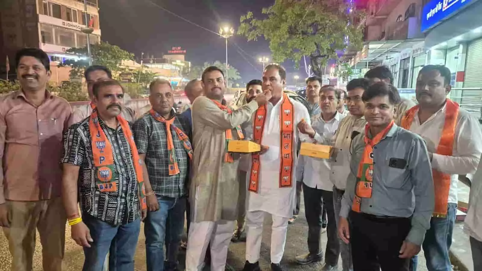 लाडपुरा के बोरखेड़ा में भाजपा कार्यकर्ता एक दूसरे को मिठाई खिलाकर चुनावी जीत का जश्न मनाते हुए।