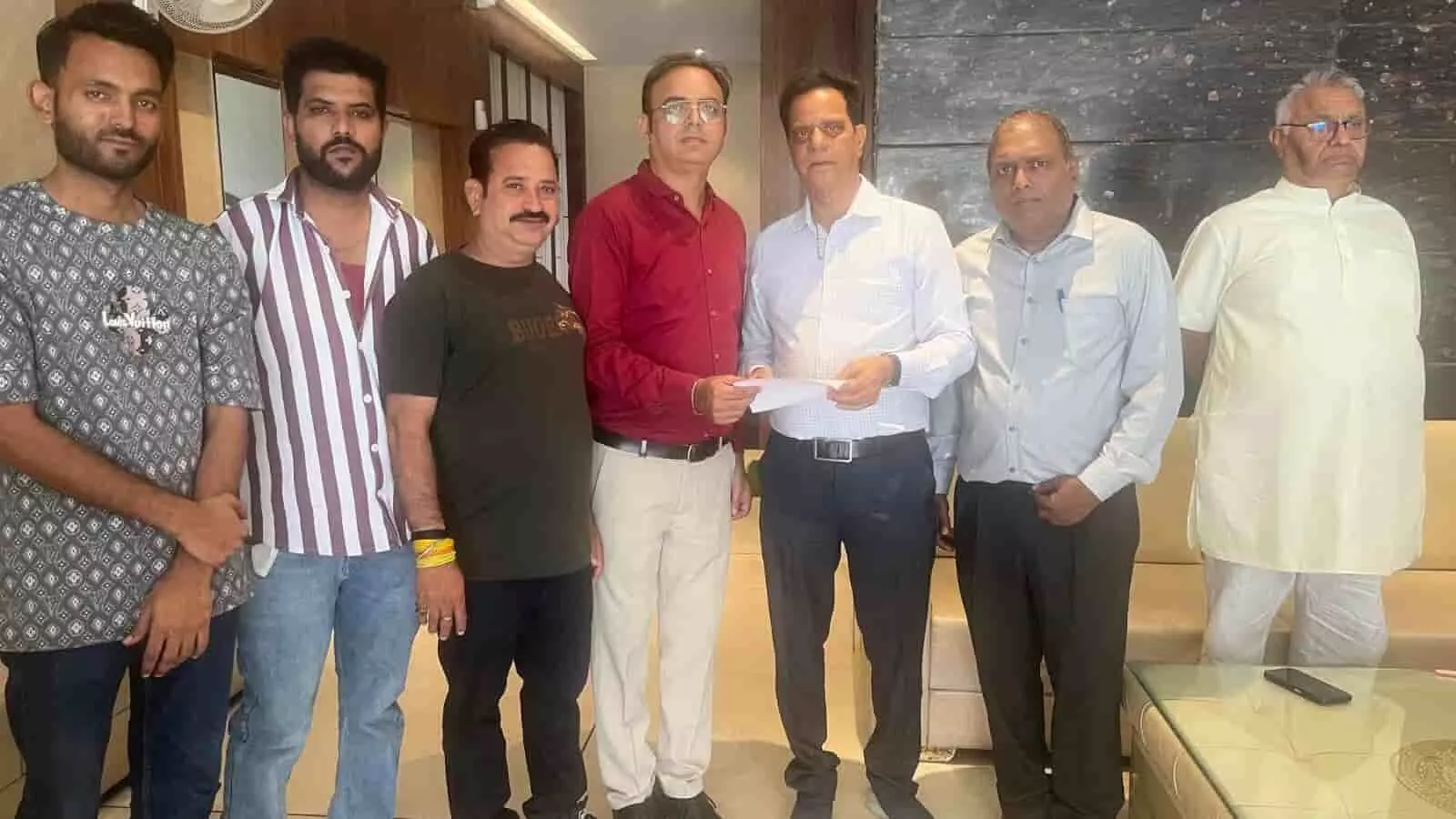 जेपी मार्केट एसोसिएशन के पदाधिकारी कोटा में व्यापार महासंघ महासचिव को अतिक्रमण समस्या का मांग पत्र देते हुए।