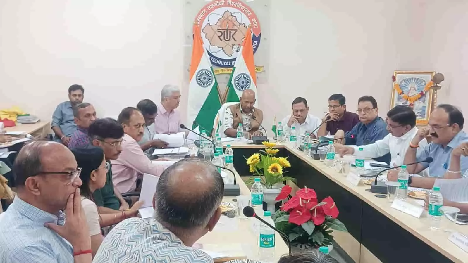 आरटीयू कोटा के बैठक कक्ष में अधिकारियों के साथ चर्चा करते प्रो. संतोष कुमार चौधरी।