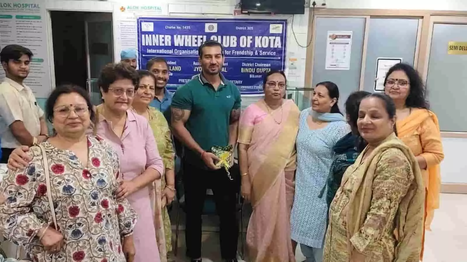 इनरव्हील क्लब कोटा की महिला सदस्य और कोच डॉ. रिची वेलनेस सत्र के दौरान ग्रुप फोटो खिंचवाते हुए।
