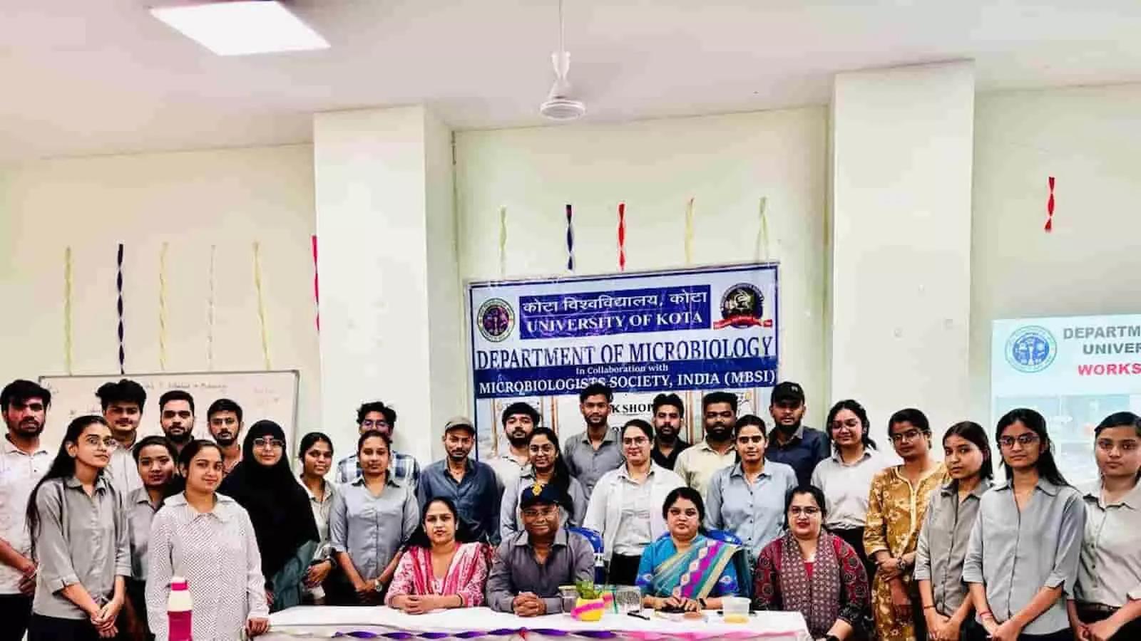 कोटा विश्वविद्यालय में कॉर्डिसेप्स मशरूम कार्यशाला के दौरान समूह चित्र में उपस्थित डॉक्टर और विद्यार्थी।