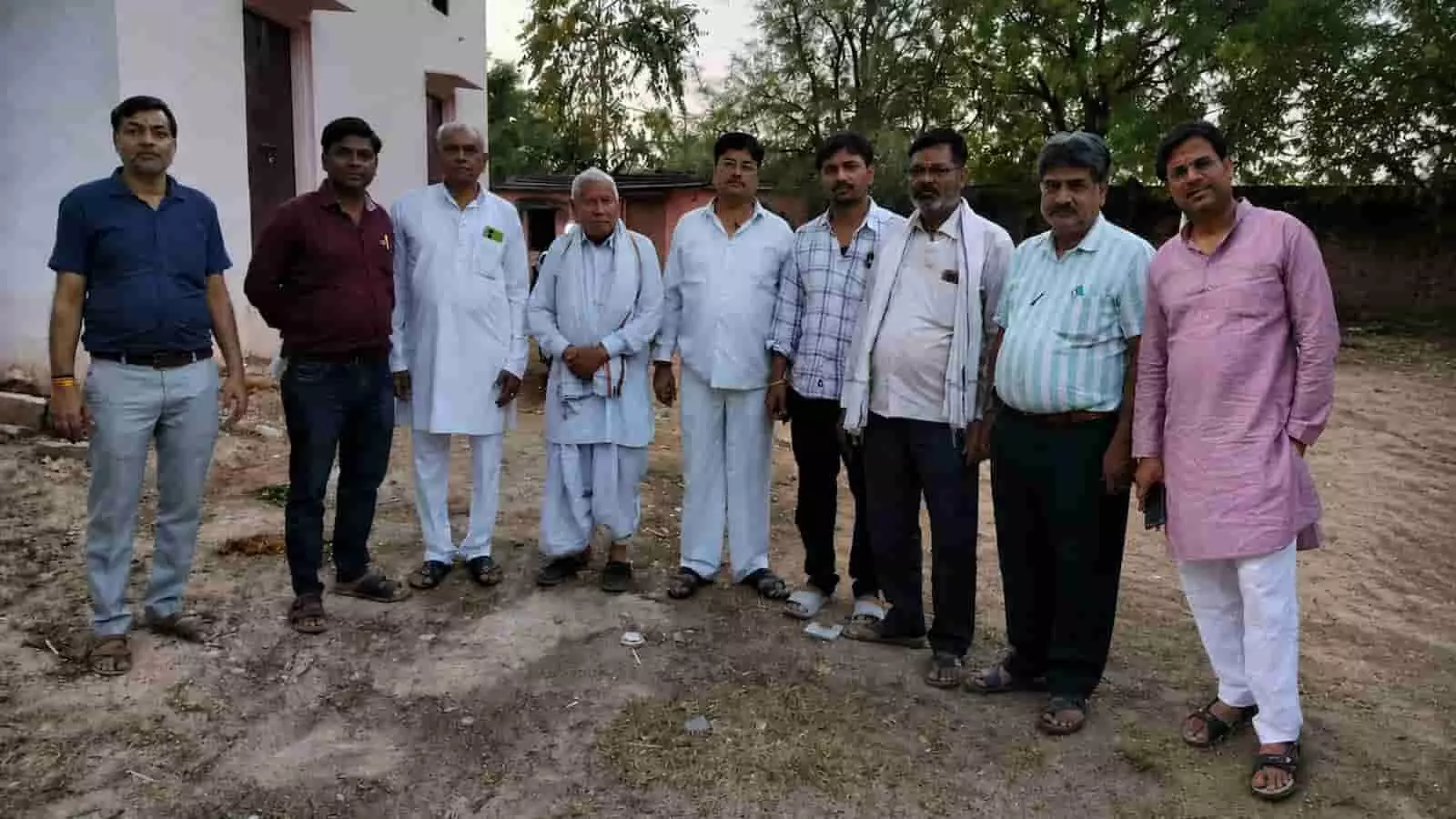 श्री परशुराम छात्रावास परिसर में ब्राह्मण समाज के सदस्य संगठनात्मक बैठक के दौरान खड़े हुए। श्री परशुराम छात्रावास परिसर में ब्राह्मण समाज के सदस्य संगठनात्मक बैठक के दौरान खड़े हुए।