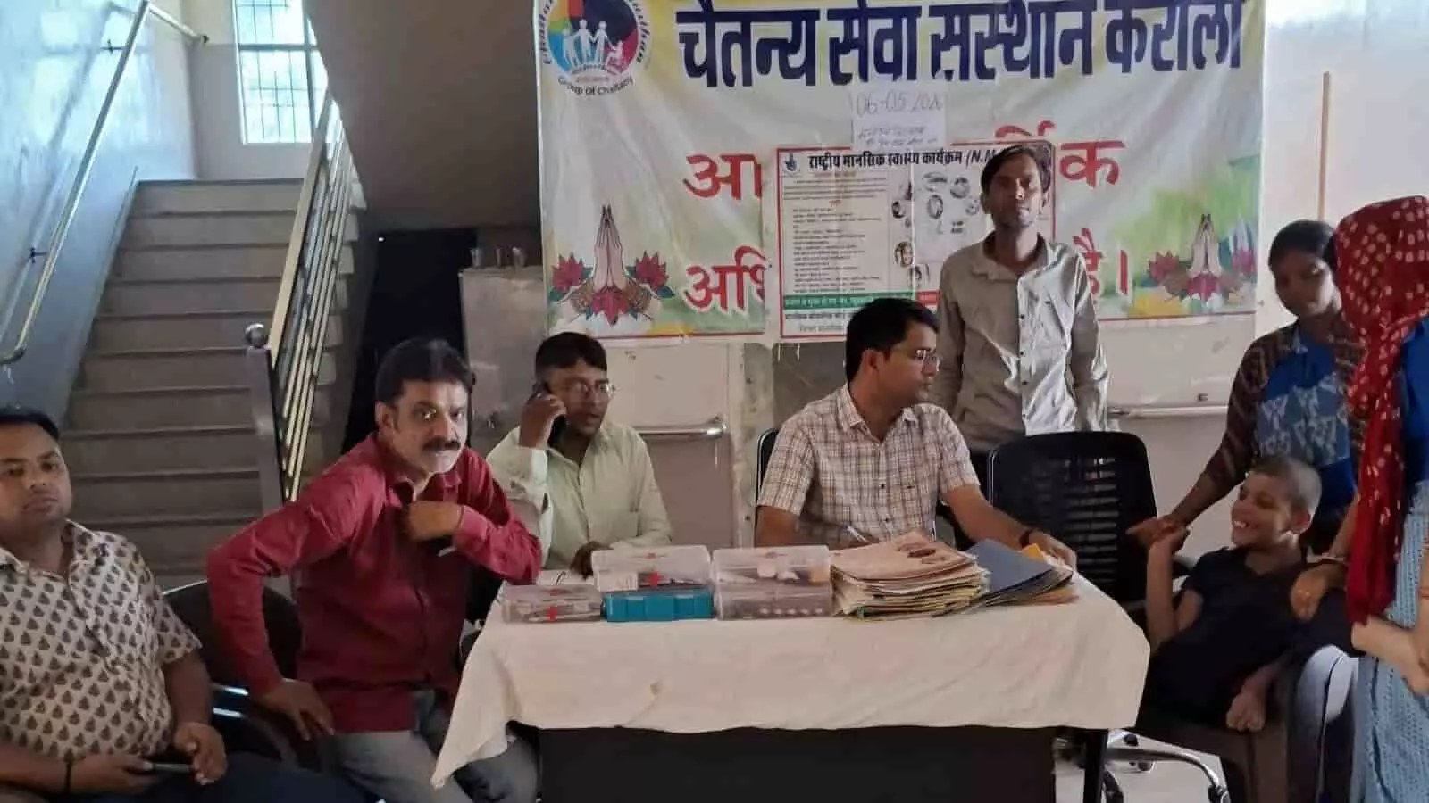 चैतन्य सेवा संस्थान करौली में चिकित्सा टीम द्वारा बच्चों का मानसिक स्वास्थ्य परीक्षण किया जा रहा है। चैतन्य सेवा संस्थान करौली में चिकित्सा टीम द्वारा बच्चों का मानसिक स्वास्थ्य परीक्षण किया जा रहा है।