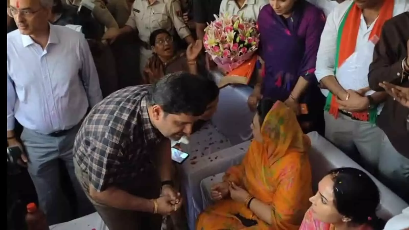 गांवगुडा में उप मुख्यमंत्री दीया कुमारी को ज्ञापन देते निजी विद्यालय संगठन के पदाधिकारी और सदस्य।