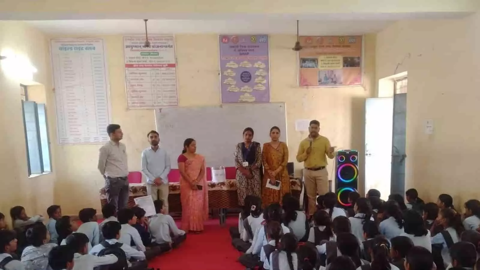 विद्यालय के कक्षा कक्ष में विद्यार्थियों को पोक्सो एक्ट की जानकारी देते हुए वक्ता और शिक्षक।