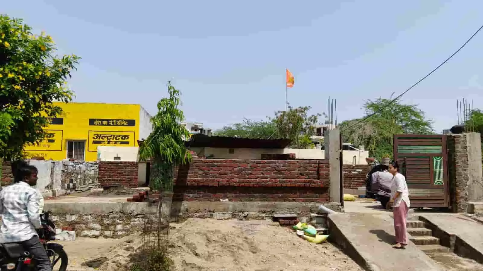 आईडीएसएमटी कॉलोनी आमेट में ईंटों से बना निर्माणाधीन अवैध मकान और बाउंड्री वॉल दिख रही है।