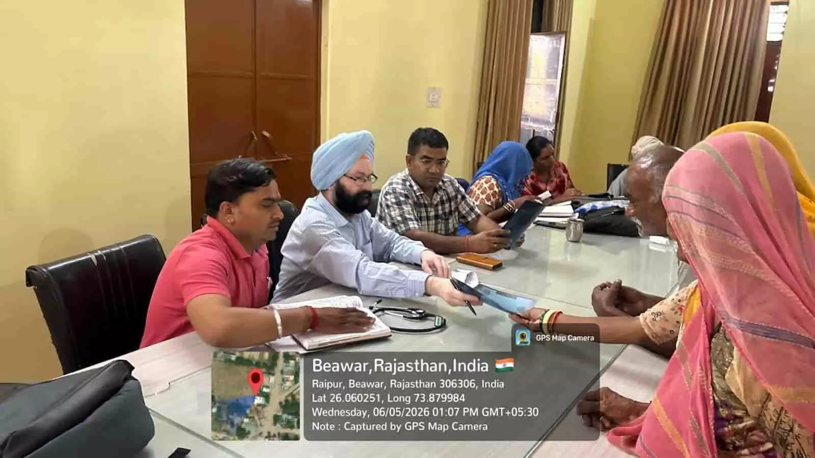 रामपुरा कल्ला के स्वास्थ्य शिविर में ग्रामीणों की जांच करते डॉक्टर और चिकित्सा टीम। रामपुरा कल्ला के स्वास्थ्य शिविर में ग्रामीणों की जांच करते डॉक्टर और चिकित्सा टीम।