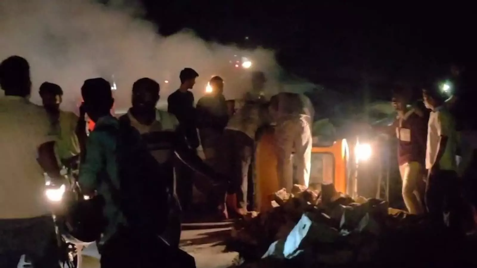 रात के समय अटल पथ पर पलटे टेंपो को ग्रामीण सीधा कर यात्रियों की मदद कर रहे हैं। रात के समय अटल पथ पर पलटे टेंपो को ग्रामीण सीधा कर यात्रियों की मदद कर रहे हैं।