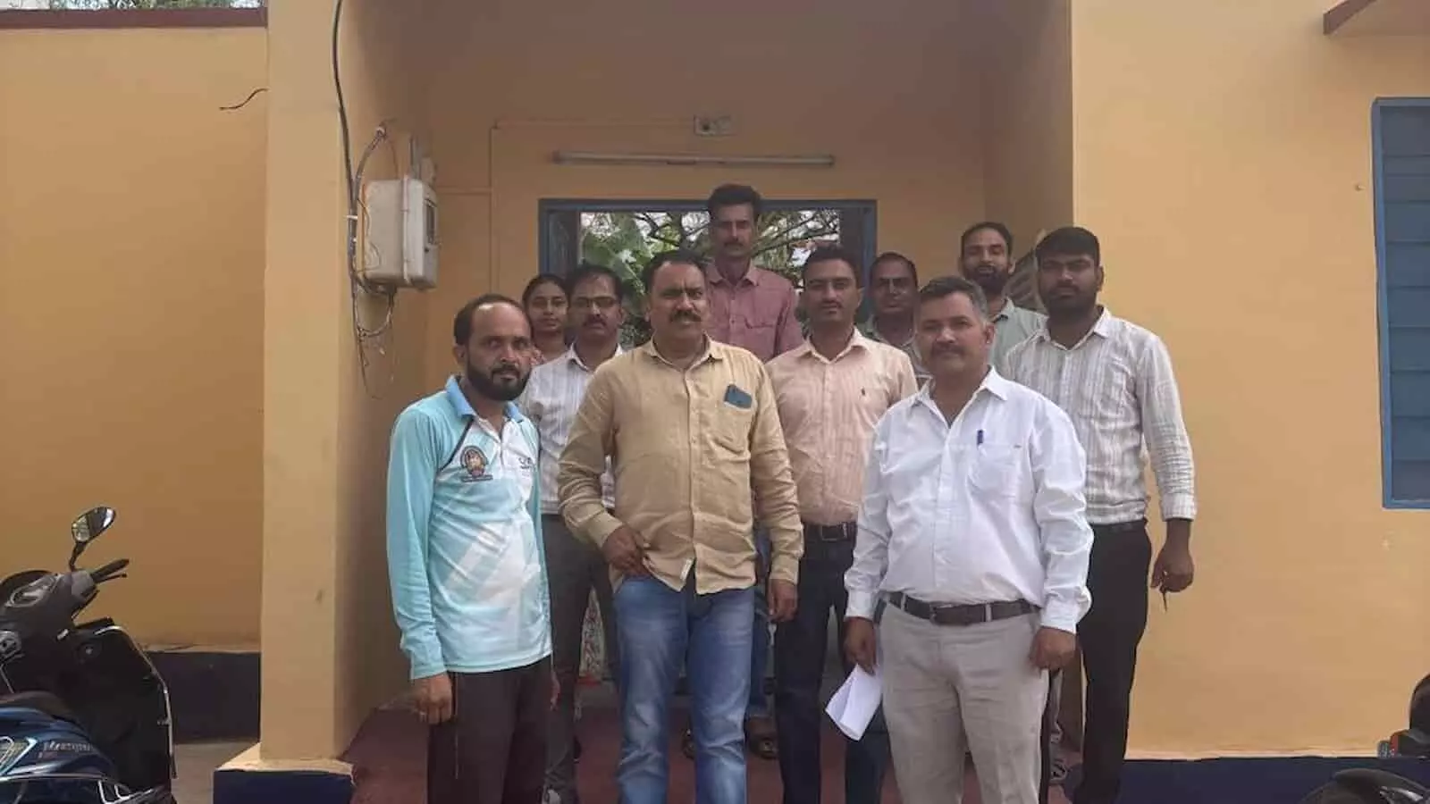 झाड़ोल मुख्य ब्लॉक शिक्षा अधिकारी कार्यालय के सामने खड़े शिक्षक प्रतिनिधि मंडल के सदस्य। झाड़ोल मुख्य ब्लॉक शिक्षा अधिकारी कार्यालय के सामने खड़े शिक्षक प्रतिनिधि मंडल के सदस्य।