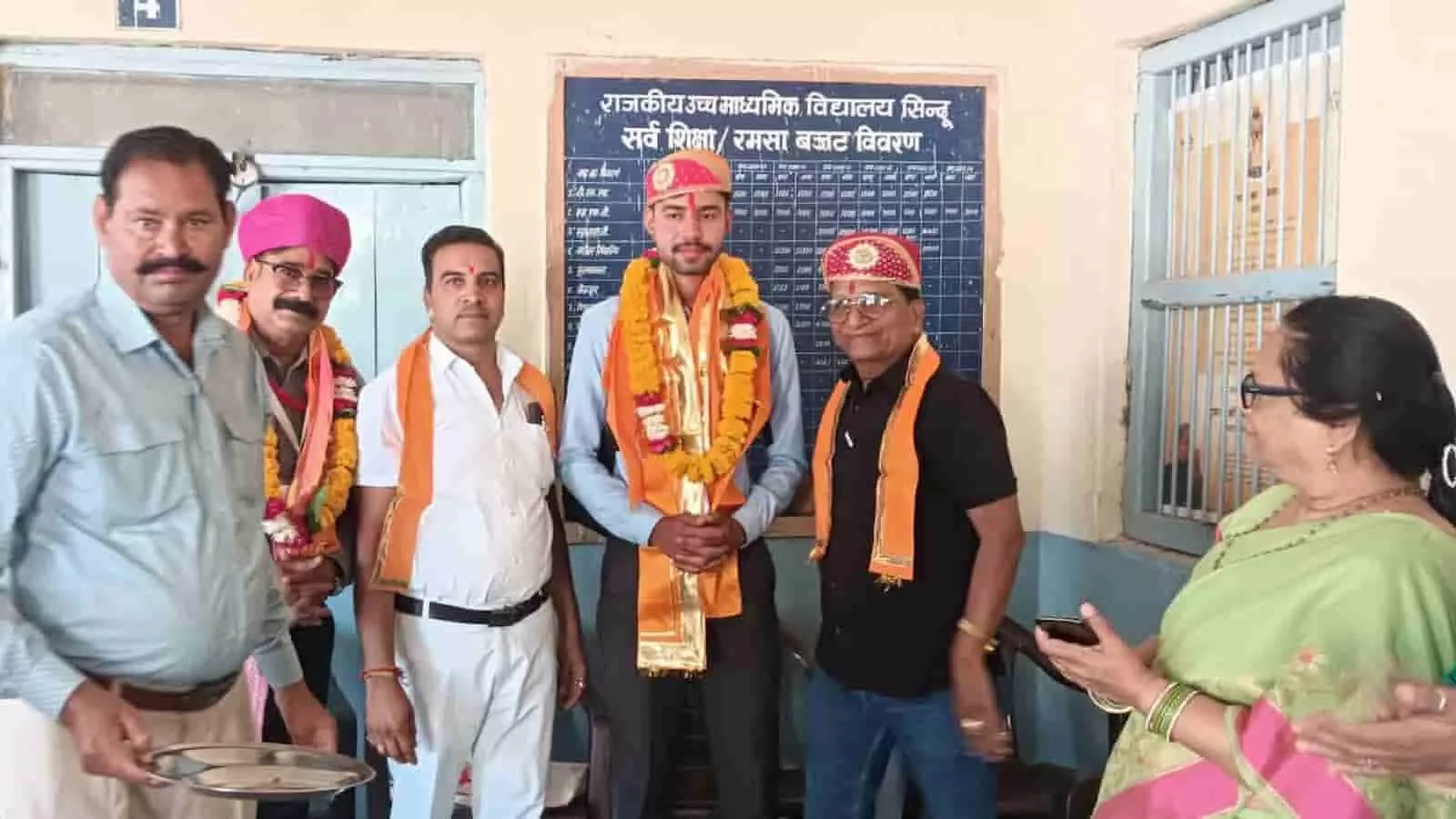 राजकीय उच्च माध्यमिक विद्यालय सिंदू उदयपुर में हेल्थ मैसेंजर छात्र और शिक्षक का सम्मान समारोह आयोजित किया गया।