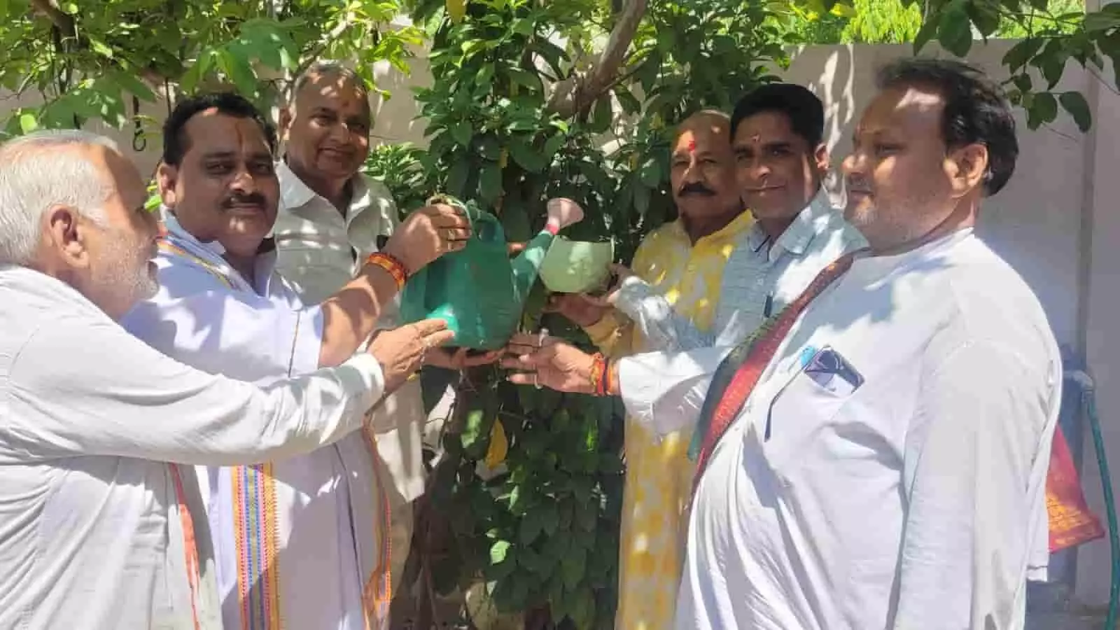 सवाईमाधोपुर में मां कामाक्षा ज्योतिष संस्थान के सदस्य पेड़ पर पक्षियों के लिए पानी का परिंडा बांधते हुए। सवाईमाधोपुर में मां कामाक्षा ज्योतिष संस्थान के सदस्य पेड़ पर पक्षियों के लिए पानी का परिंडा बांधते हुए।