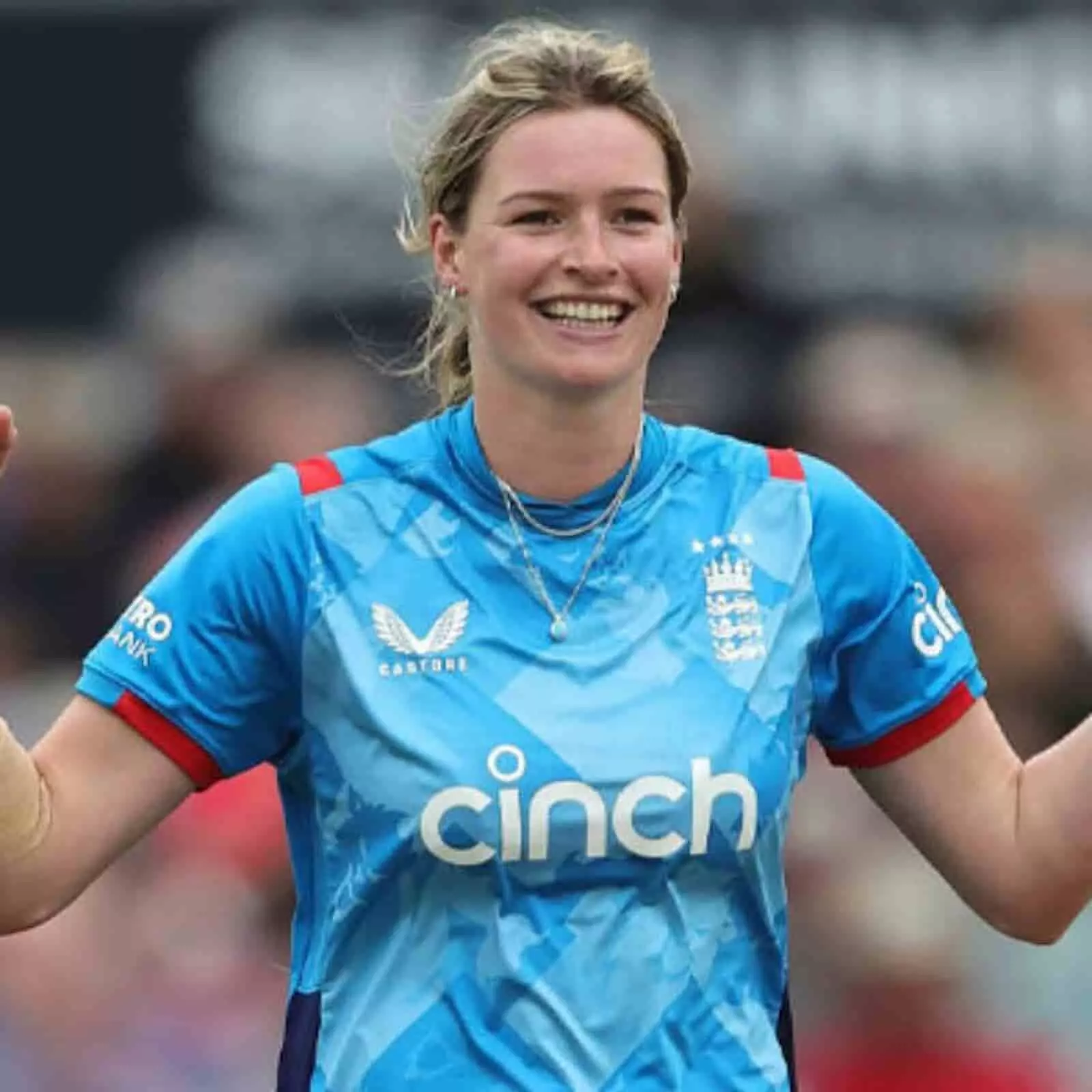 कौन हैं Lauren Bell? 6 फीट लंबी ‘द शार्ड’ जिसने गेंदबाजी से दुनिया को चौंकाया